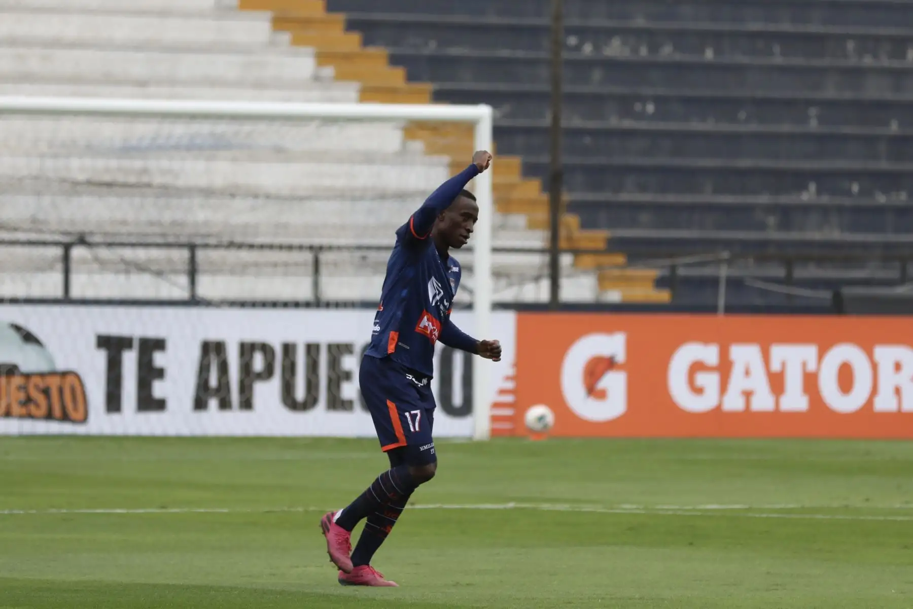 El futbolista Y.Mena  del Club UCV, celebra su gol anotado ante  el club UTC, durante el partido por la fecha 8 de la Liga 1 del Torneo Apertura 2020, en el estadio Alejandro Villanueva.  
Foto: @LigaFutProfdel