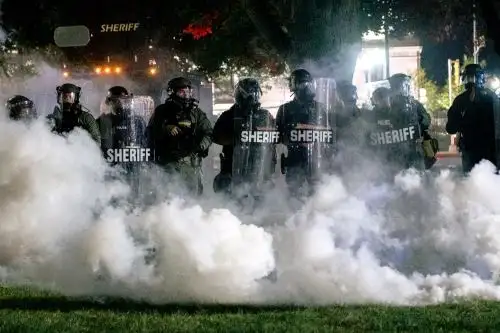Fuerzas del orden hacen fila en Kenosha, Wisconsin luego que la ciudad declarara un toque de queda en estado de emergencia, para contener una tercera noche de disturbios civiles después del tiroteo de Jacob Blake, de 29 años, el 23 de agosto. Foto: AFP