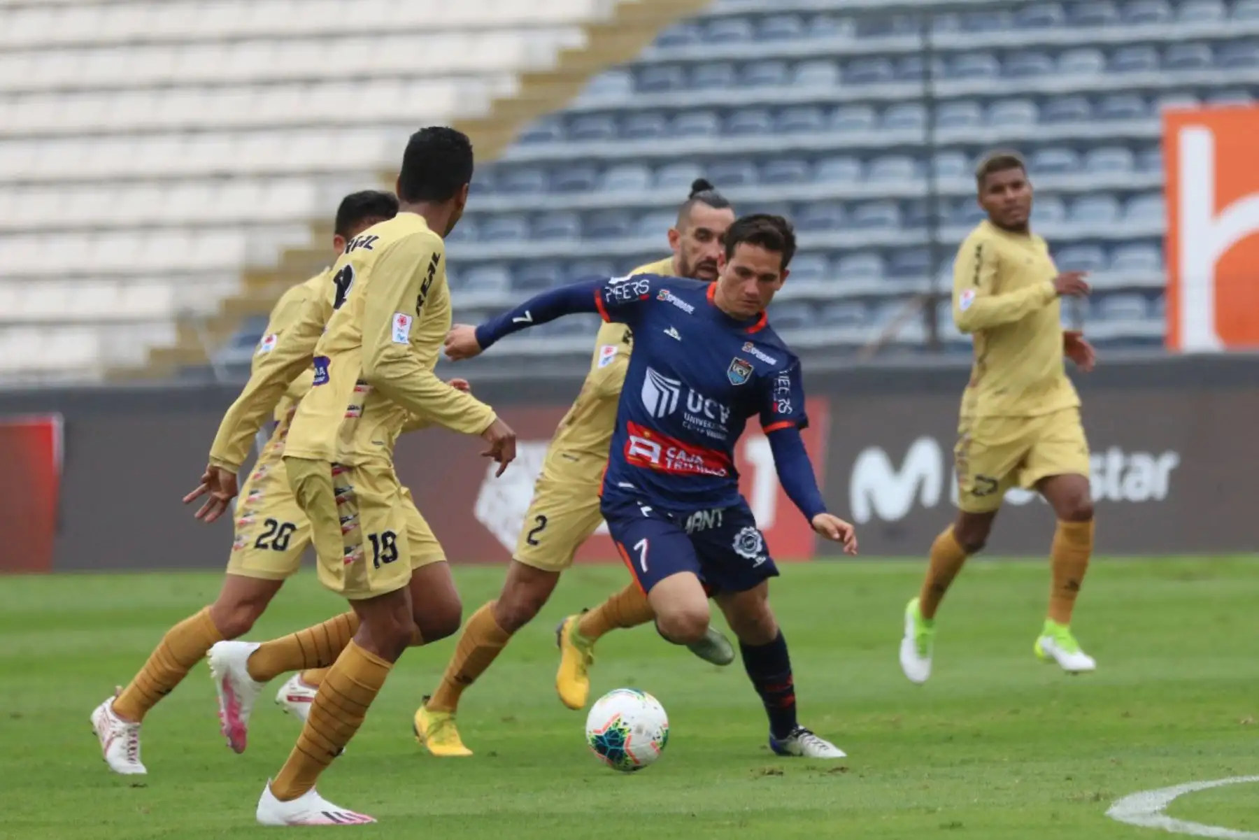 El futbolista J. Velez  del Club UCV, disputa el balón con el futbolista del UTC , durante el partido por la fecha 8 de la Liga 1 del Torneo Apertura 2020, en el estadio Alejandro Villanueva.  
Foto: @LigaFutProfdel