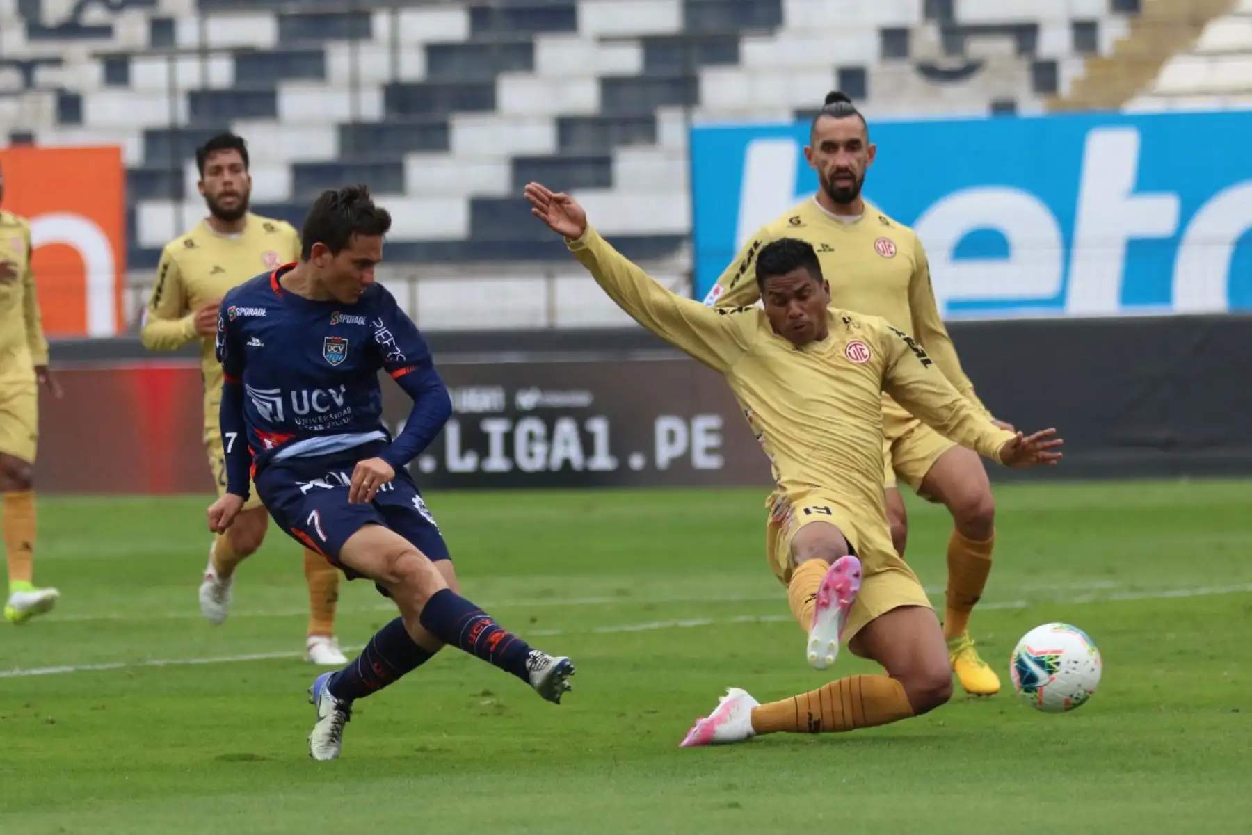 El futbolista J. Velez  del Club UCV, disputa el balón con el futbolista del UTC , durante el partido por la fecha 8 de la Liga 1 del Torneo Apertura 2020, en el estadio Alejandro Villanueva.  
Foto: @LigaFutProfdel