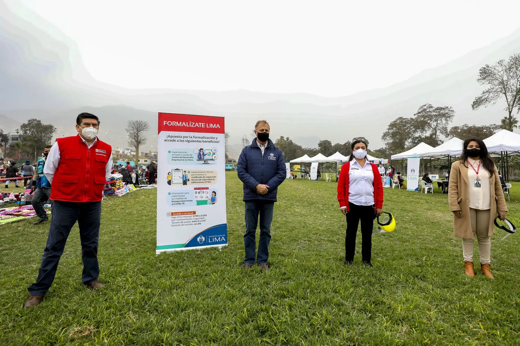 Alcalde de Lima Jorge Muñoz supervisa la campaña "Formalízate Lima", que busca acercar oportunidades de formalización a los más de 1,200 comerciantes reubicados en espacios temporales como el club zonal Sinchi Roca.
Foto: ANDINA / Municipalidad de Lima