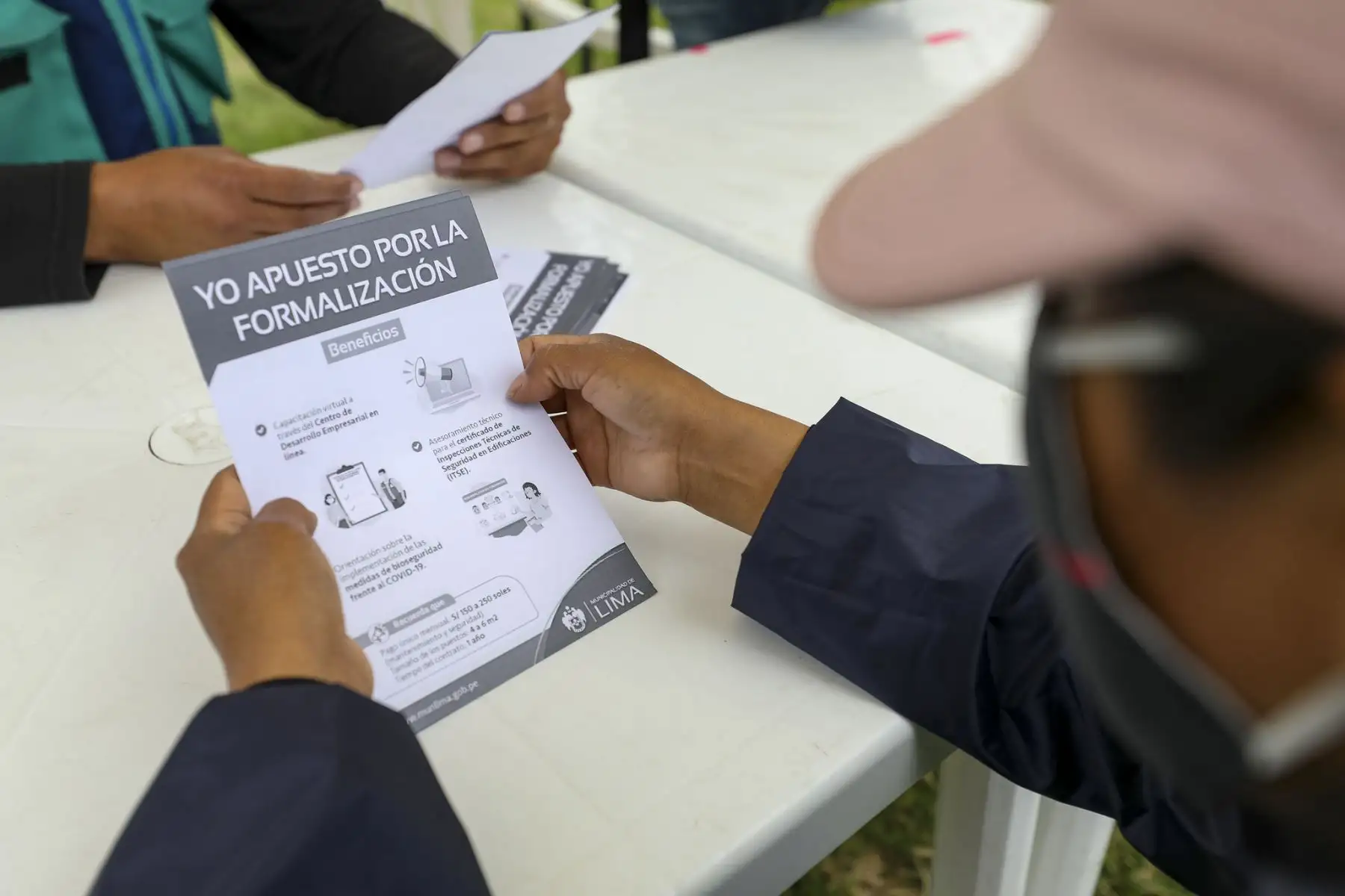 Los vendedores fueron informados sobre el tamaño de los puestos disponibles en Las Malvinas, entre 4 y 6 m2, los productos autorizados para la venta y la duración de los contratos, así como el pago mensual que deberán efectuar: entre S/150 y S/350.
Foto: ANDINA / Municipalidad de Lima