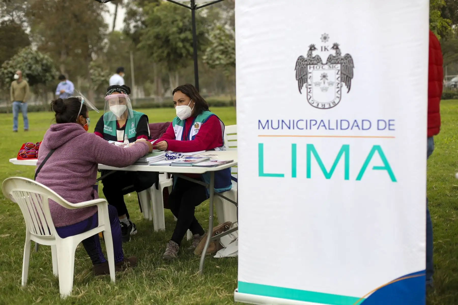 Alcalde de Lima Jorge Muñoz supervisa la campaña "Formalízate Lima", que busca acercar oportunidades de formalización a los más de 1,200 comerciantes reubicados en espacios temporales como el club zonal Sinchi Roca.
Foto: ANDINA / Municipalidad de Lima