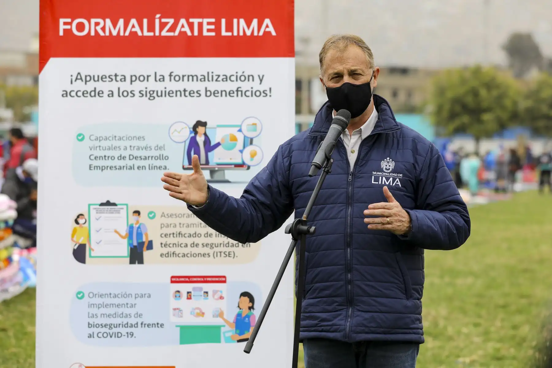 Alcalde de Lima Jorge Muñoz supervisa la campaña "Formalízate Lima", que busca acercar oportunidades de formalización a los más de 1,200 comerciantes reubicados en espacios temporales como el club zonal Sinchi Roca.
Foto: ANDINA / Municipalidad de Lima