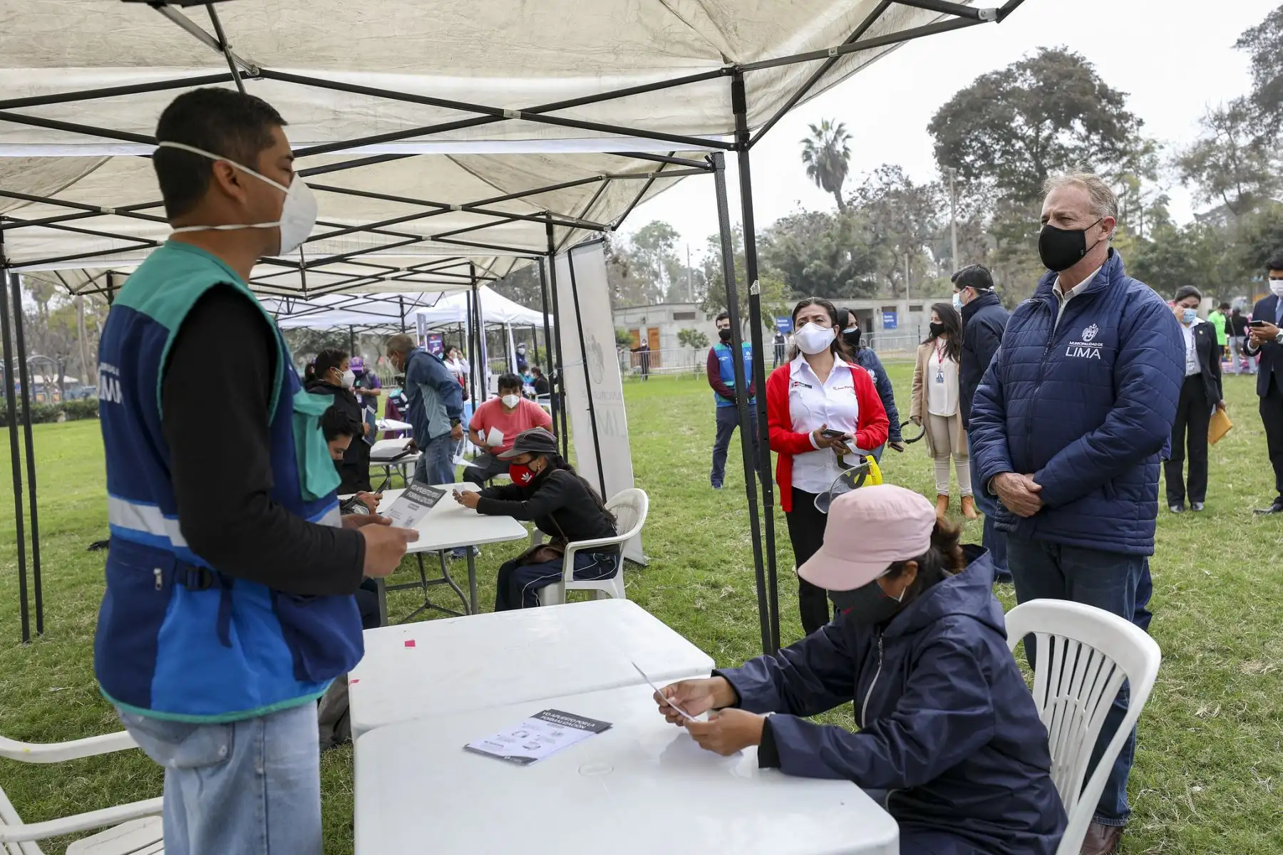 Mediante la campaña de la comuna, cerca de 300 comerciantes reubicados firmaron un contrato de alquiler por un año con el Centro Comercial Malvinas Plaza; mañana ellos comenzarán a implementar las medidas de bioseguridad en los puestos que arrendaron.
Foto: ANDINA / Municipalidad de Lima