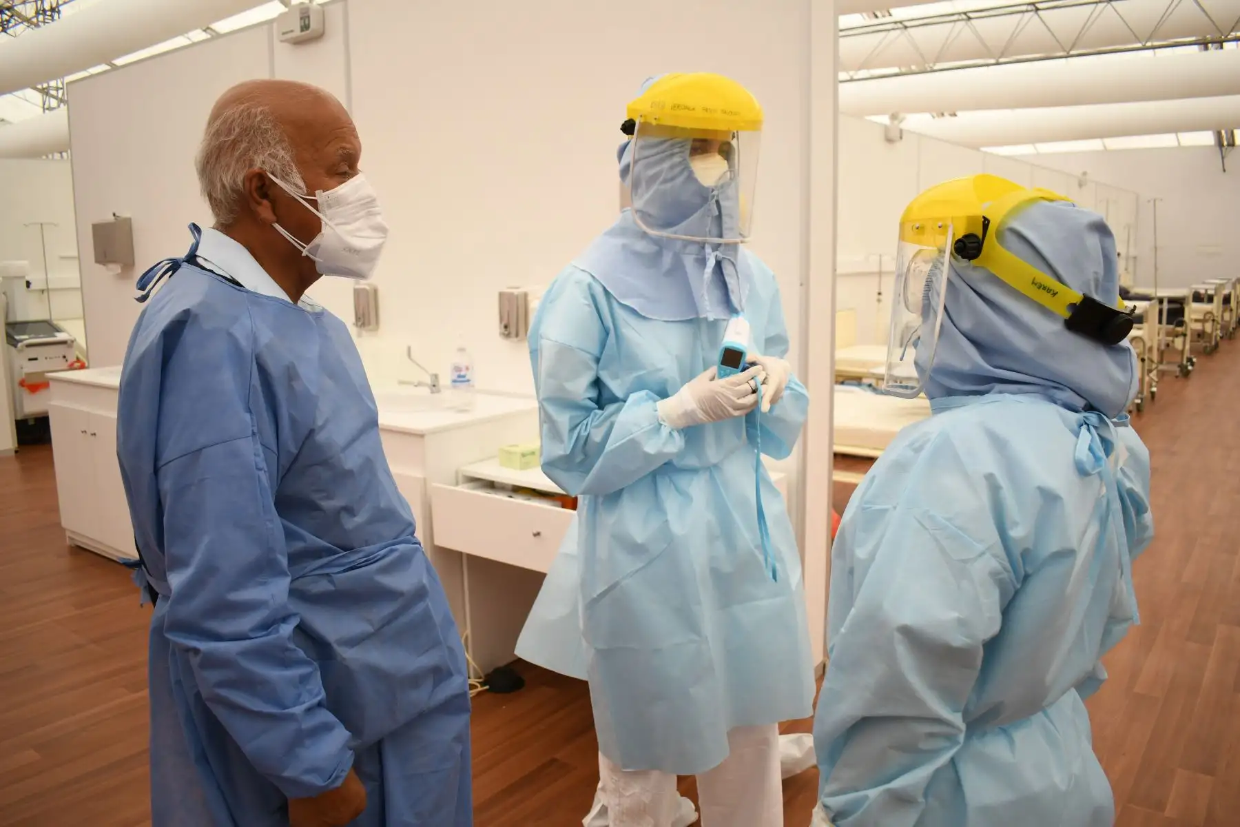 Una vez instalado el generador de oxígeno en el ambiente de hospitalización temporal de La Victoria (Chiclayo) se podrá recibir a un mayor número de pacientes covid-19. Foto: ANDINA/Difusión