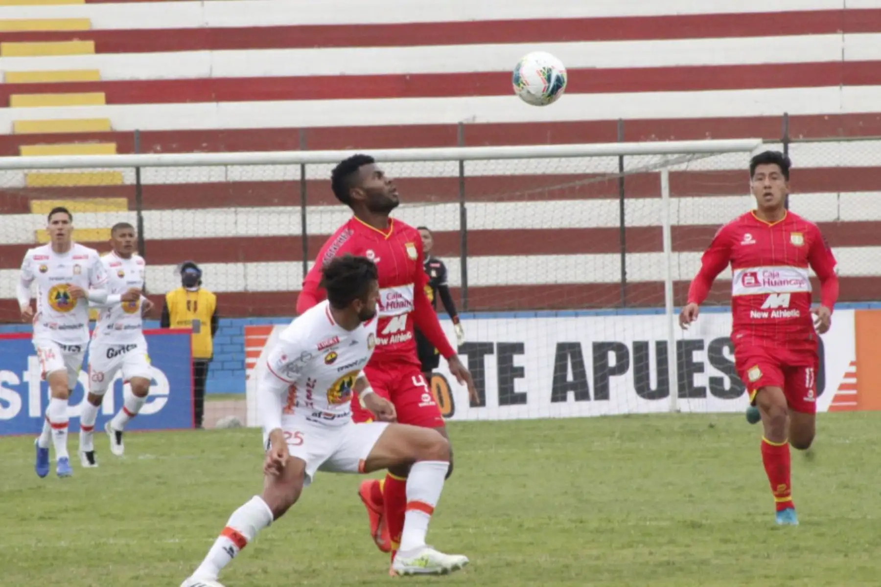 El delantero Maximiliano Callorda del  Ayacucho FC, disputa el balón con J. Valoyas del Sport Huancayo, por la fecha 8 de la Liga 1 Movistar que se disputa en el  estadio Miguel Grau del Callao.
Foto: ANDINA/Liga 1 Movistar
Foto: @LigaFutProf