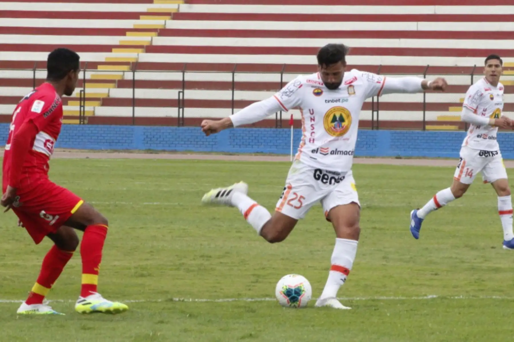 el futbolista Maximiliano Callorda del Ayacucho FC, se enfrenta al Sport Huancayo por la fecha 8 de la Liga 1 Movistar que se disputa en el  estadio Miguel Grau del Callao.
Foto: ANDINA/@LigaFutProf