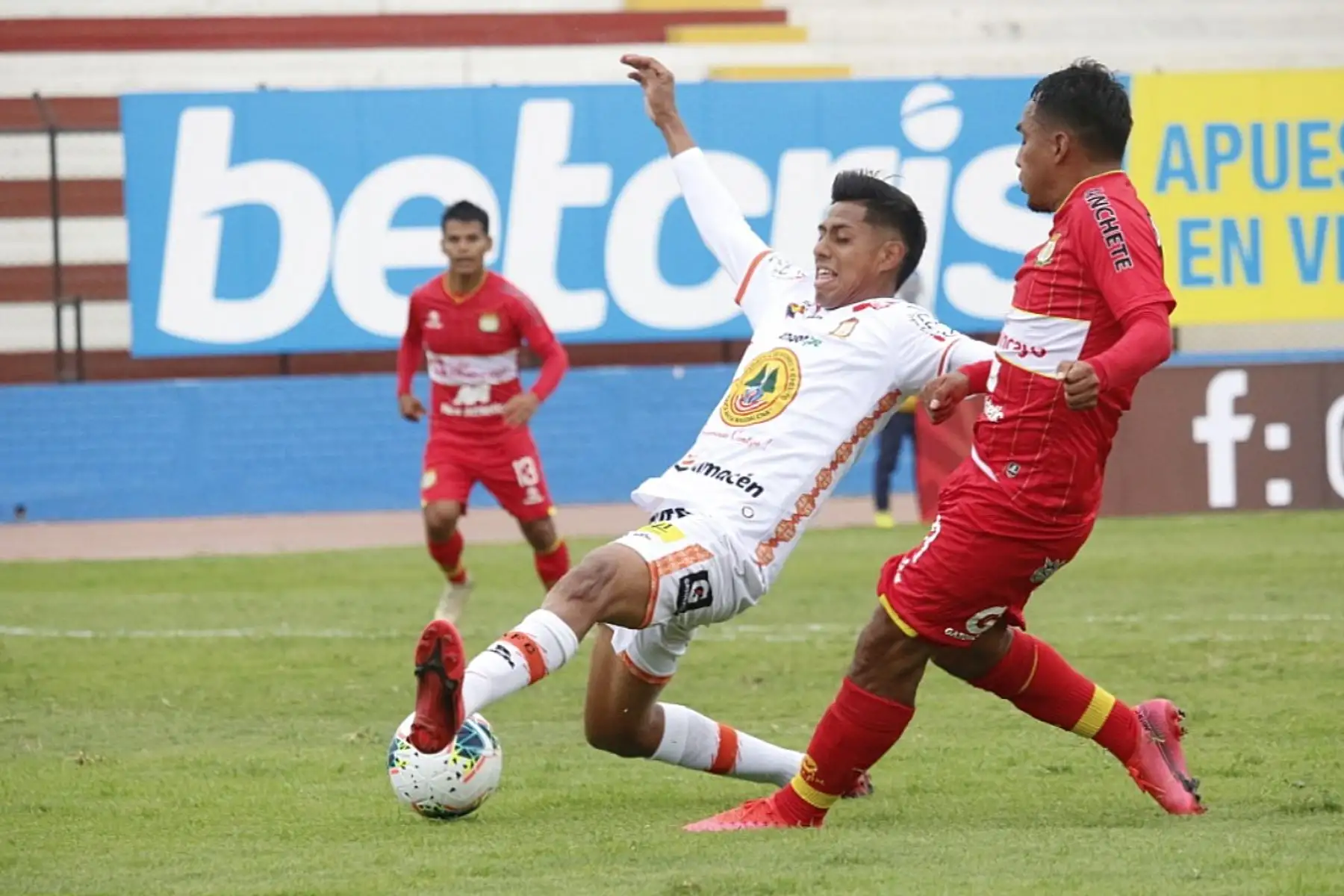 El defensa Fabio Rojas del Ayacucho FC disputa el balón  con el centrocampista Víctor Peña del  Sport Huancayo por la fecha 8 de la Liga 1 Movistar que se disputa en el  estadio Miguel Grau del Callao.
Foto: ANDINA/@LigaFutProf
