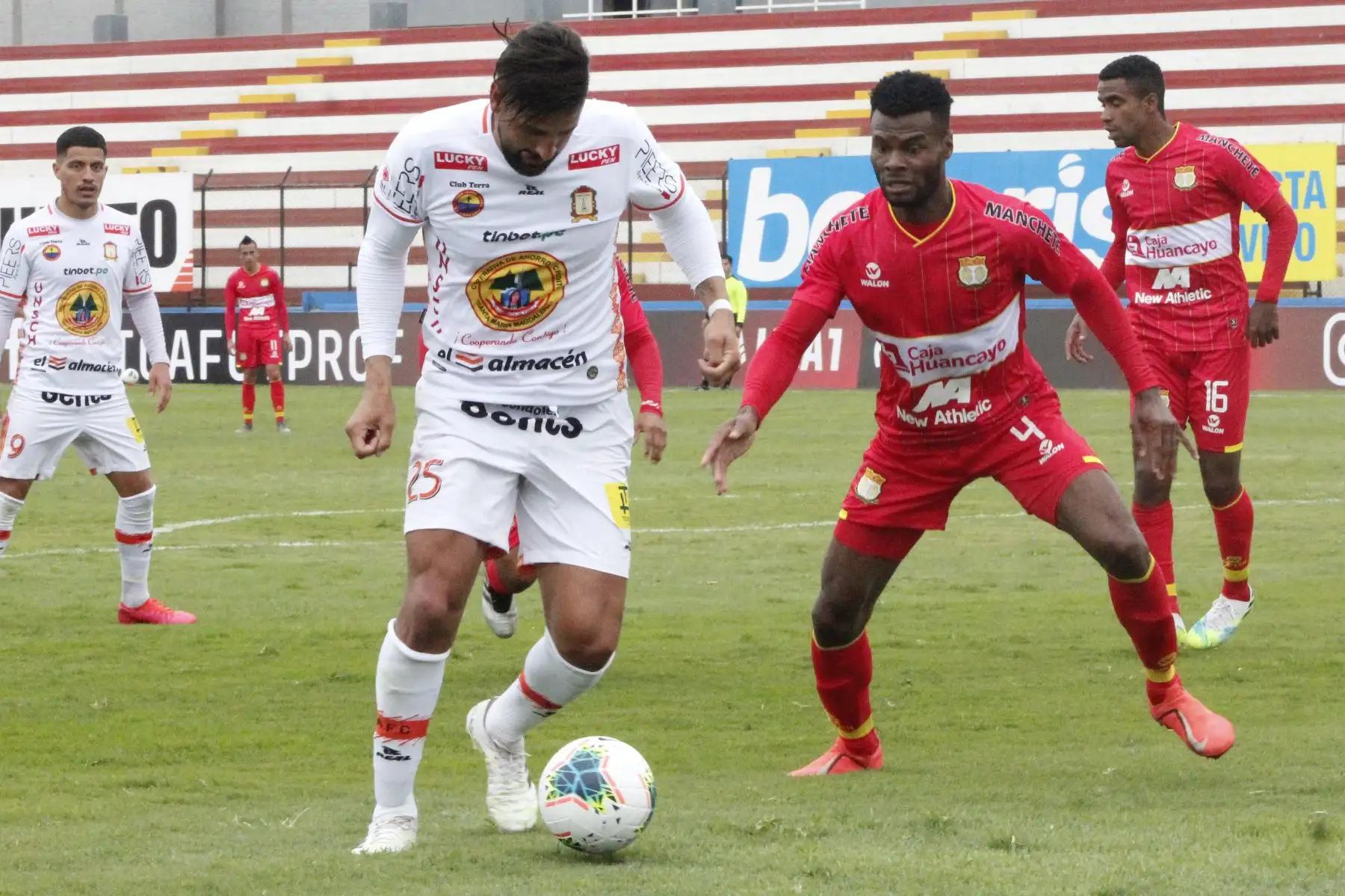 El delantero Maximiliano Callorda del  Ayacucho FC, disputa el balón con J. Valoyas del Sport Huancayo, por la fecha 8 de la Liga 1 Movistar que se disputa en el  estadio Miguel Grau del Callao.
Foto: @LigaFutProf