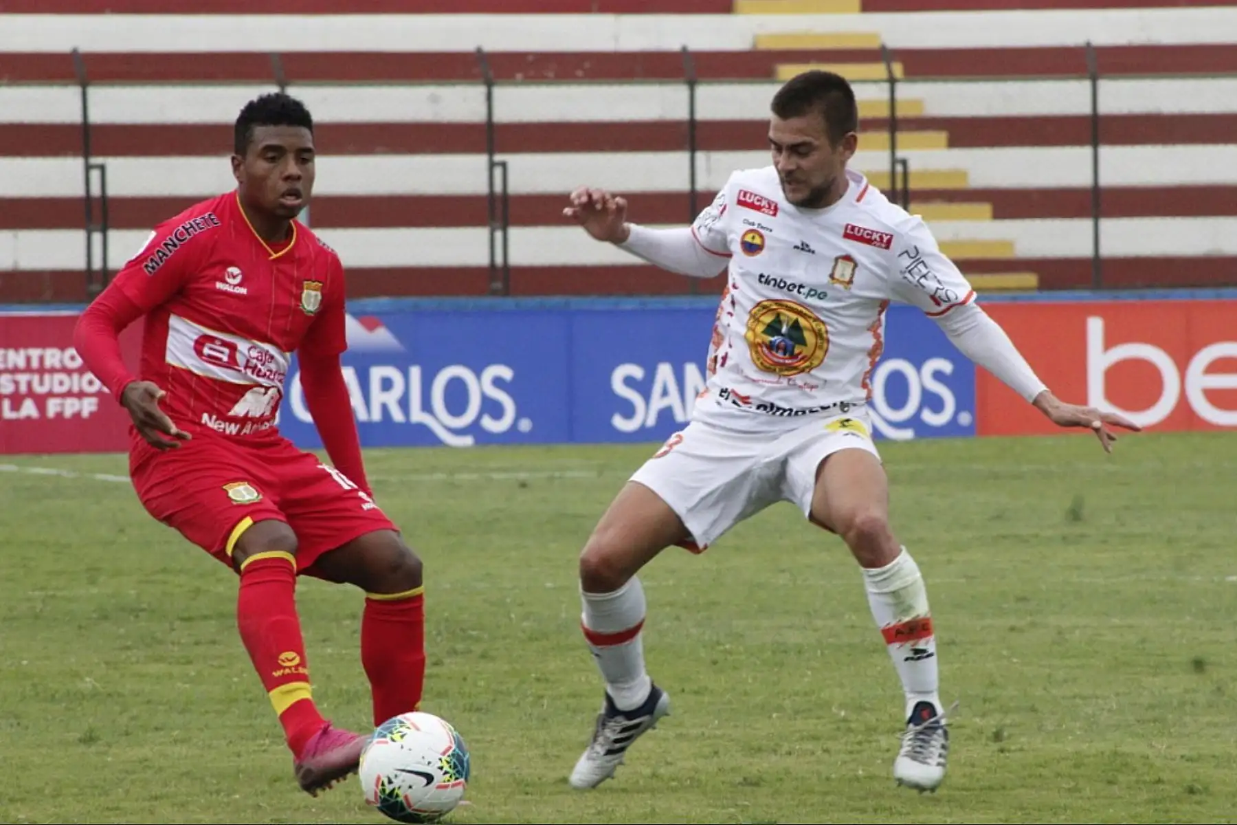 El futbolista José Bazán del Sport Huancayo disputa el balón con el defensa Gonzalo Papa del Ayacucho FC, por la fecha 8 de la Liga 1 Movistar que se disputa en el  estadio Miguel Grau del Callao.
Foto: ANDINA/@LigaFutProf.