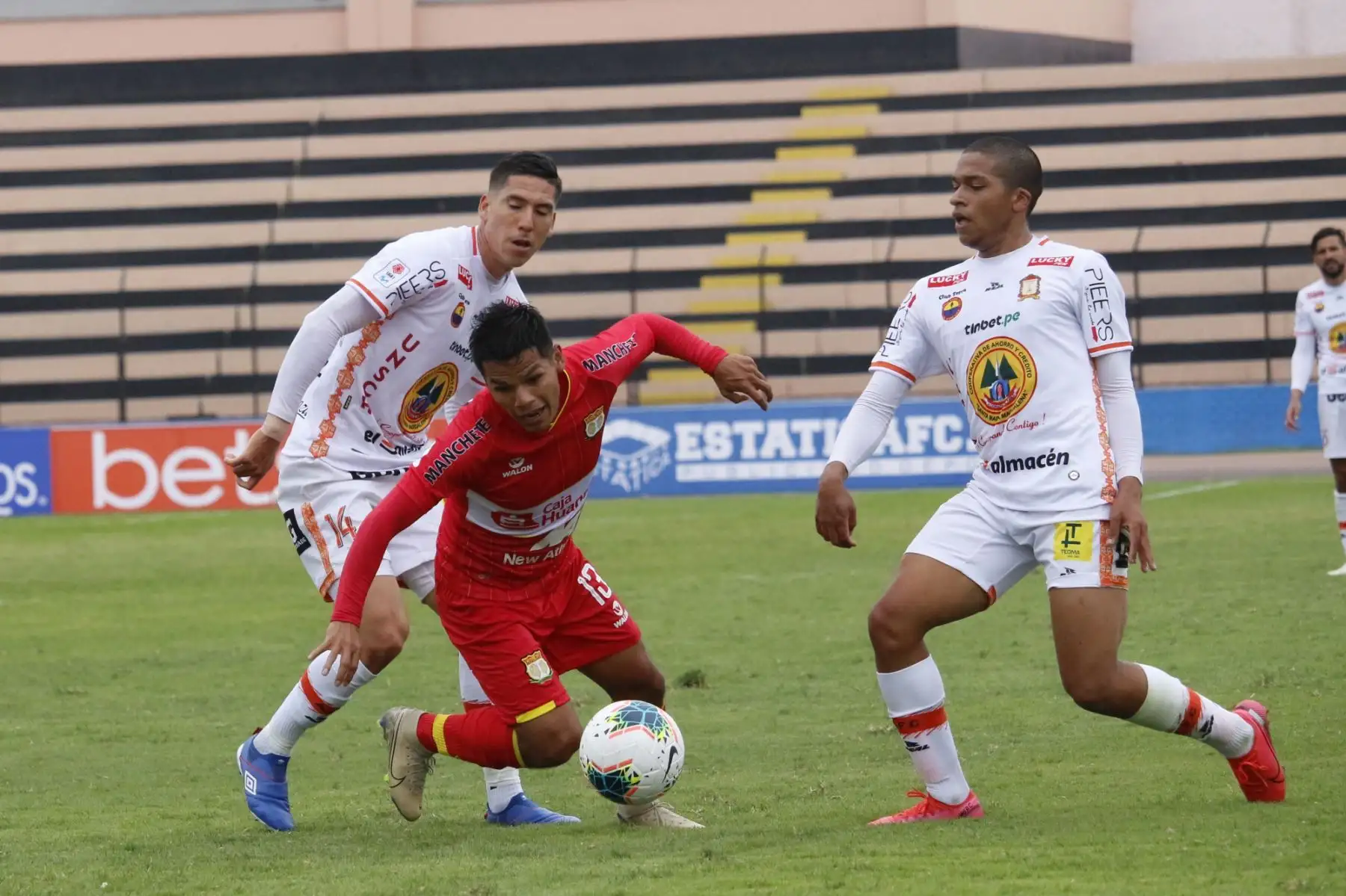 El futbolista Carlos Ross del Sport Huancayo  disputa el balón con Luis Alvarez del Ayacucho FC, por la fecha 8 de la Liga 1 Movistar que se disputa en el estadio Miguel Grau del Callao. Foto: @LigaFutProf