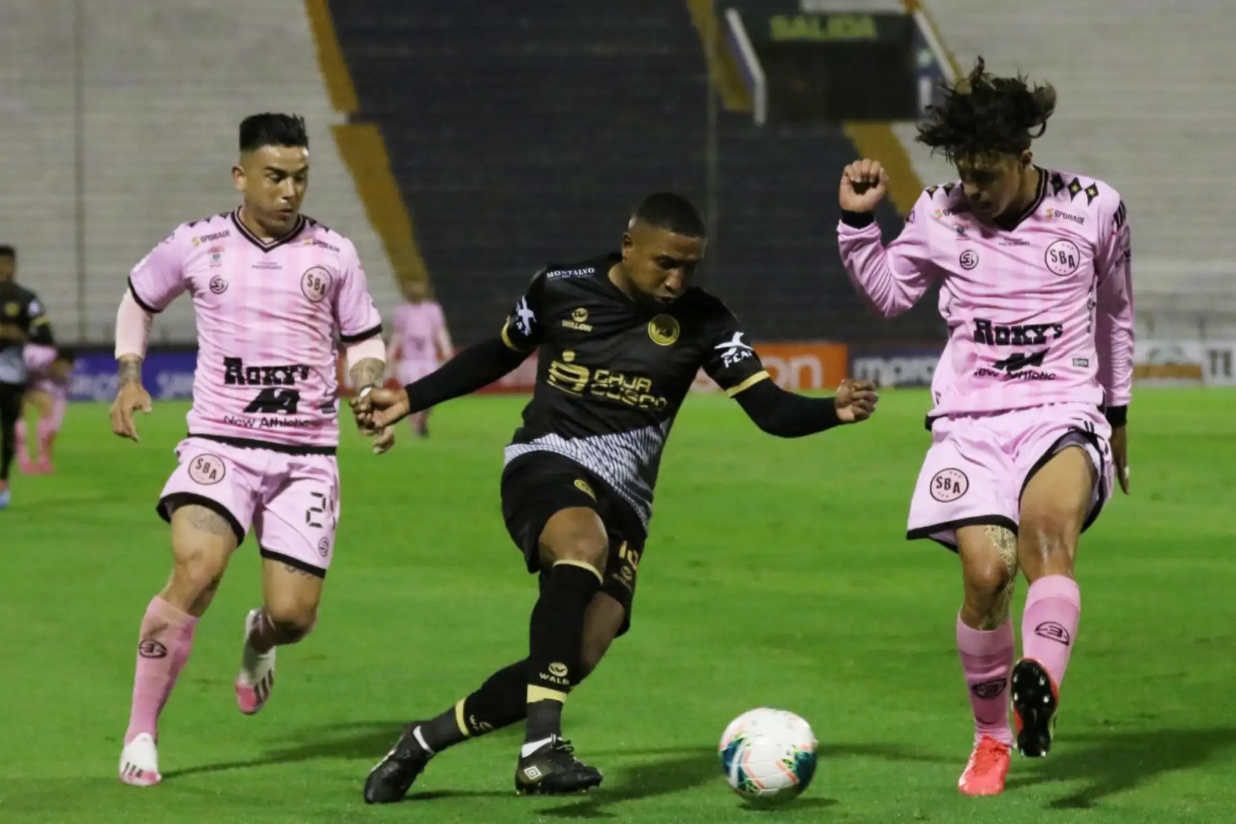 El futbolista  H. Riojas  de Sport Boys disputa la pelota con el jugador del   Cusco  FC por la fecha 8 de la Liga 1 del Torneo Apertura 2020,  en el estadio Alejandro Villanueva.  
Foto: @LigaFutProfdel