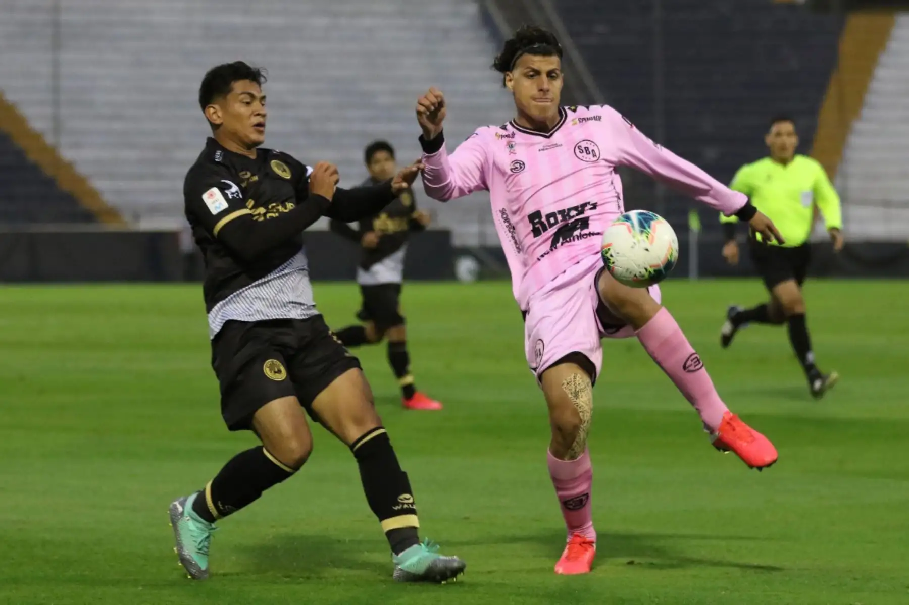 El futbolista  H. Riojas  de Sport Boys disputa la pelota con el jugador del   Cusco  FC por la fecha 8 de la Liga 1 del Torneo Apertura 2020,  en el estadio Alejandro Villanueva.  
Foto: @LigaFutProfdel