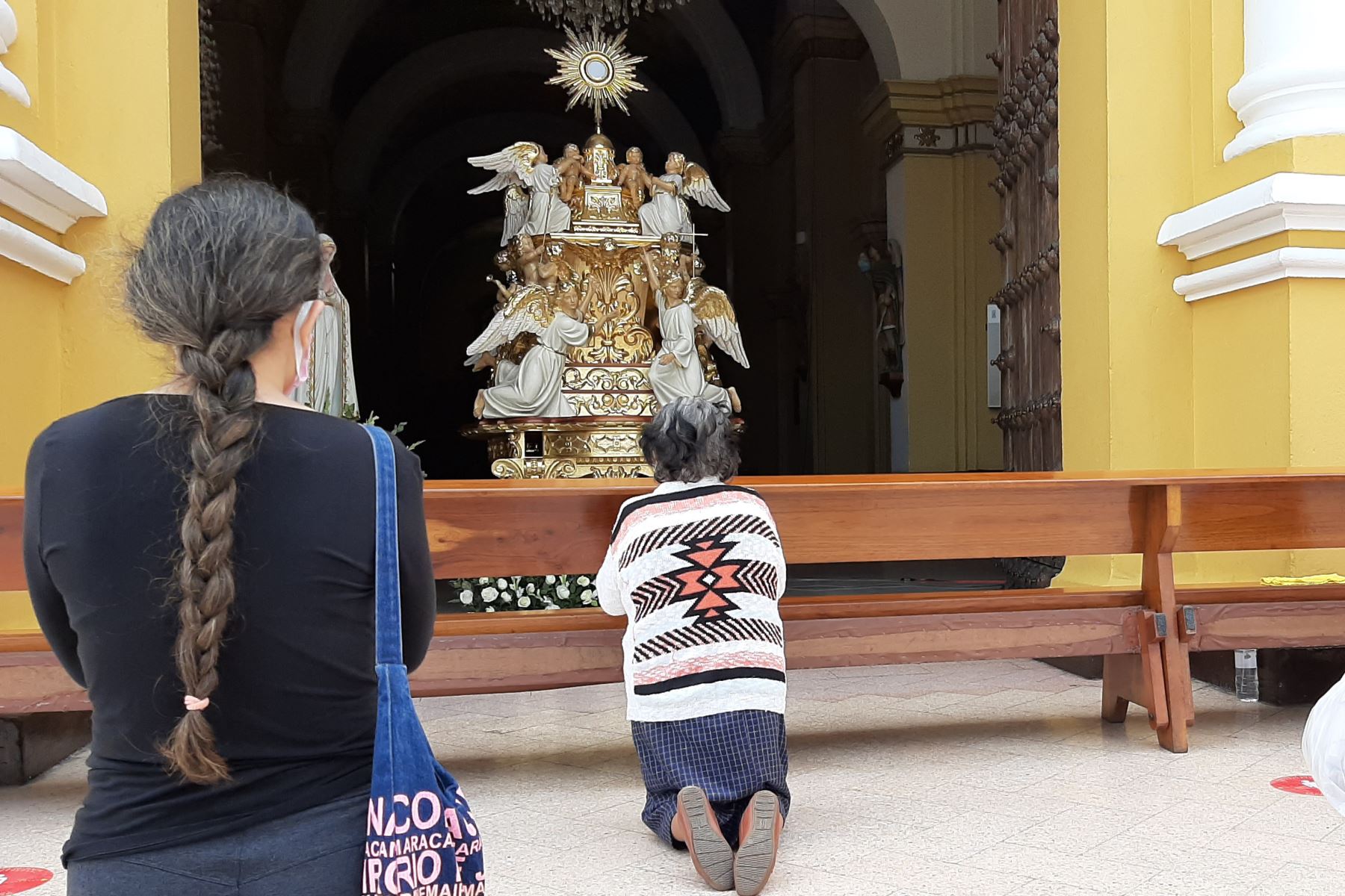 De rodillas en el atrio de la Basílica Catedral de Trujillo, fieles católicos pidieron por las víctimas del covid-19 y el fin de la pandemia. Foto: Cortesía Luis Puell