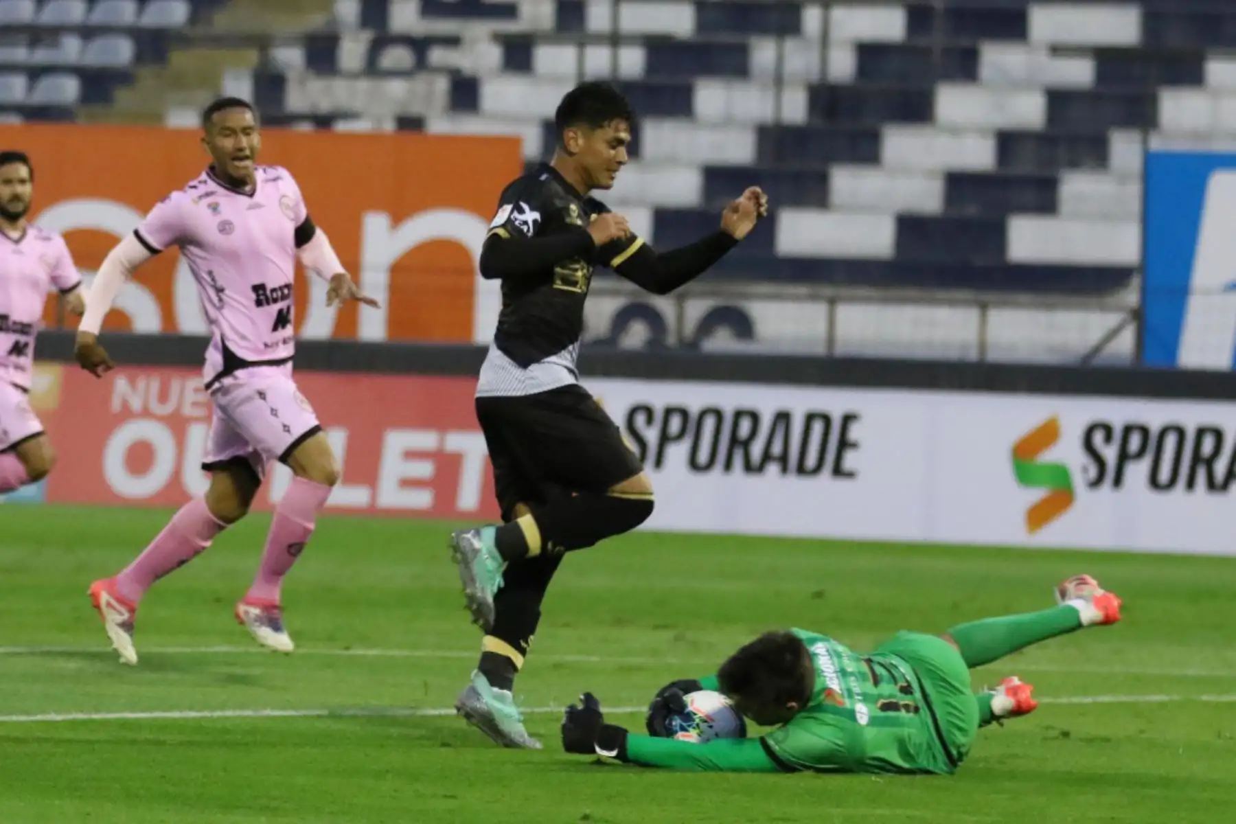 El arquero G. Gambeta del Sport Boys disputa la pelota con el jugador del   Cusco  FC por la fecha 8 de la Liga 1 del Torneo Apertura 2020,  en el estadio Alejandro Villanueva.  
Foto: @LigaFutProfdel