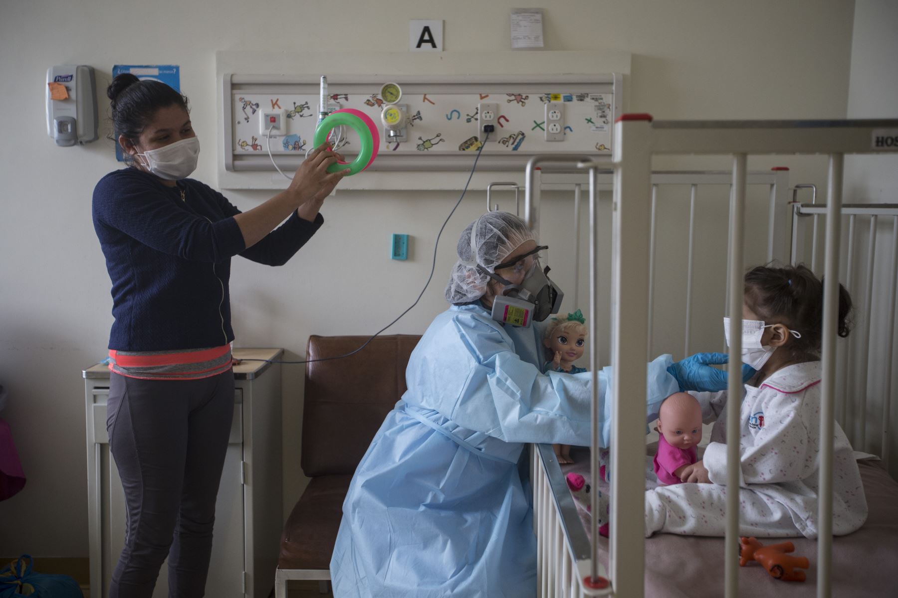 En tiempos de la pandemia del coronavirus, estas profesionales de la salud
suman con cuidados médicos y emocionales a los niños que llegan a las áreas de covid
del INSN-SB.Foto: ANDINA/Jhonel Rodríguez Robles