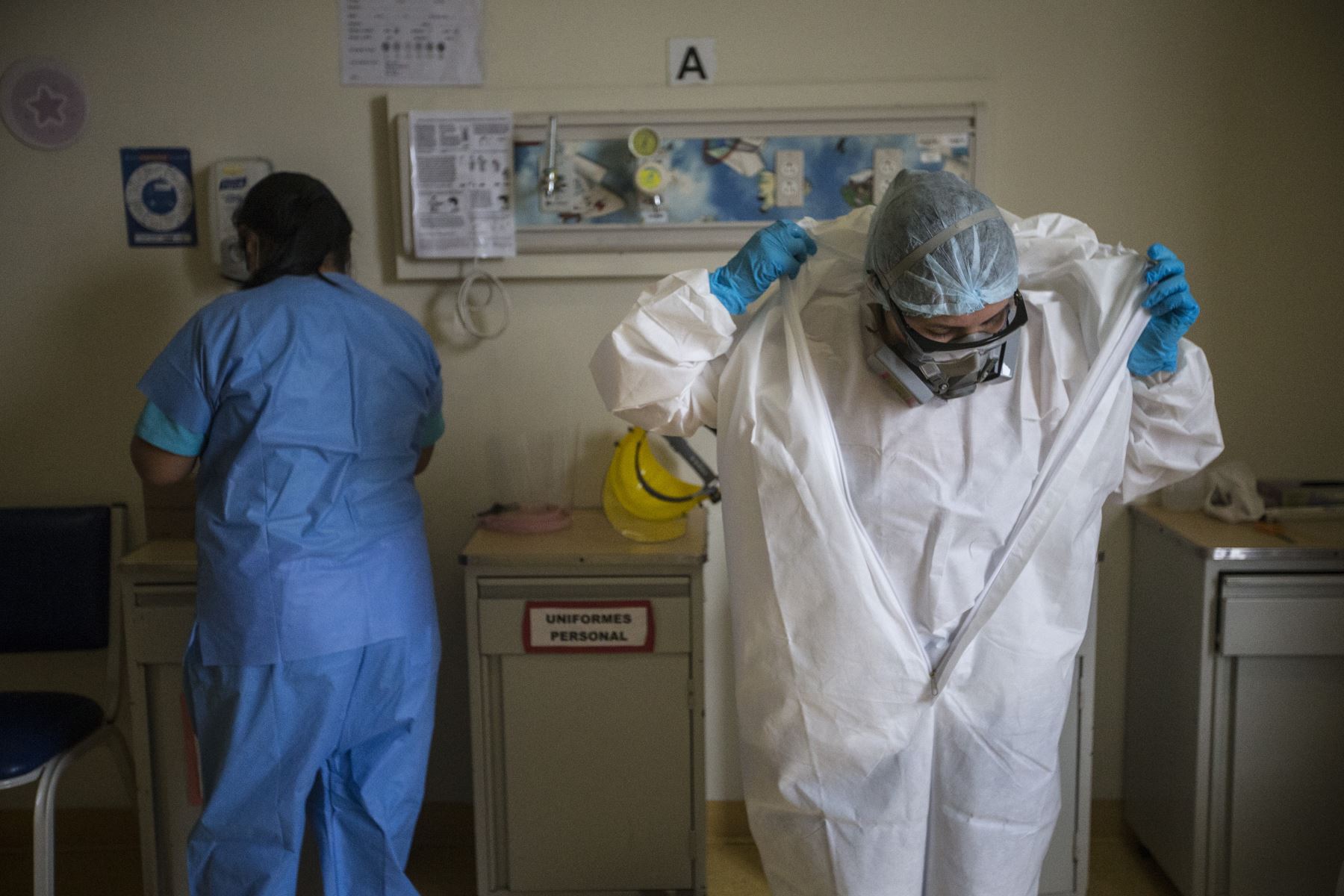 En cada día de guardia las enfermeras se ponen
ropa limpia y el equipo de protección de personal, en sus respectivas áreas de servicio.Foto: ANDINA/Jhonel Rodríguez Robles