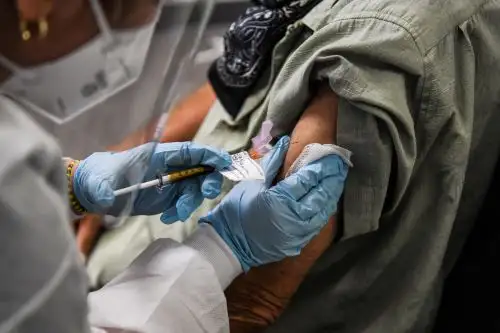 Se trata del segundo convenio oficial que Chile cierra con otro país, después de que se sellara un trato con el laboratorio chino Sinovac. Foto: AFP