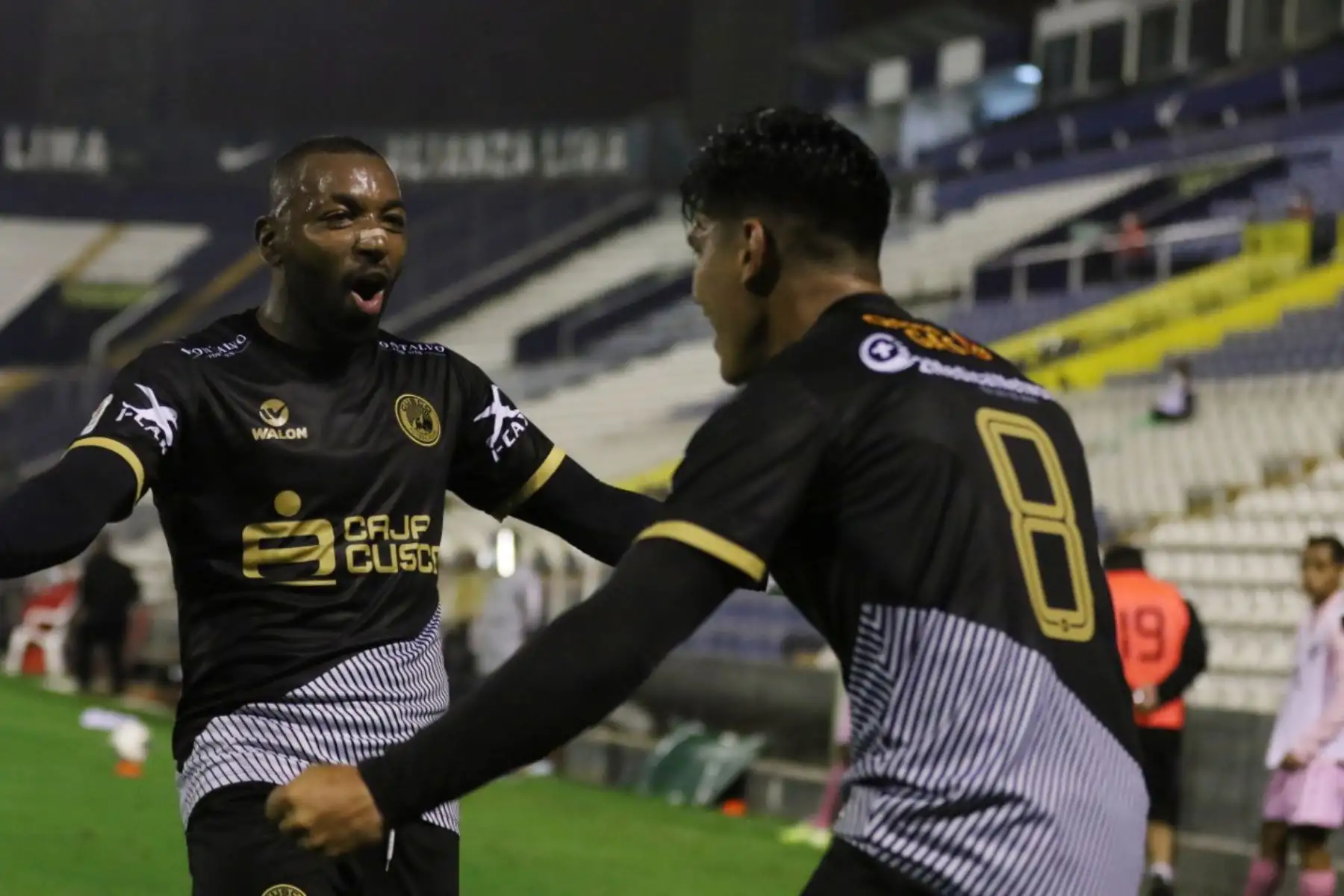 El futbolista  J. Cespedes  del Cusco F.C  celebra el gol ante el club Sport Boys  por la fecha 8 de la Liga 1 del Torneo Apertura 2020,  en el estadio Alejandro Villanueva.  
Foto: @LigaFutProfdel
