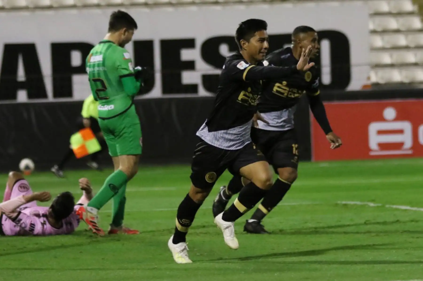 El futbolista M. Carranza  del Cusco F.C  celebra el gol ante el club Sport Boys  por la fecha 8 de la Liga 1 del Torneo Apertura 2020,  en el estadio Alejandro Villanueva.  
Foto: @LigaFutProfdel