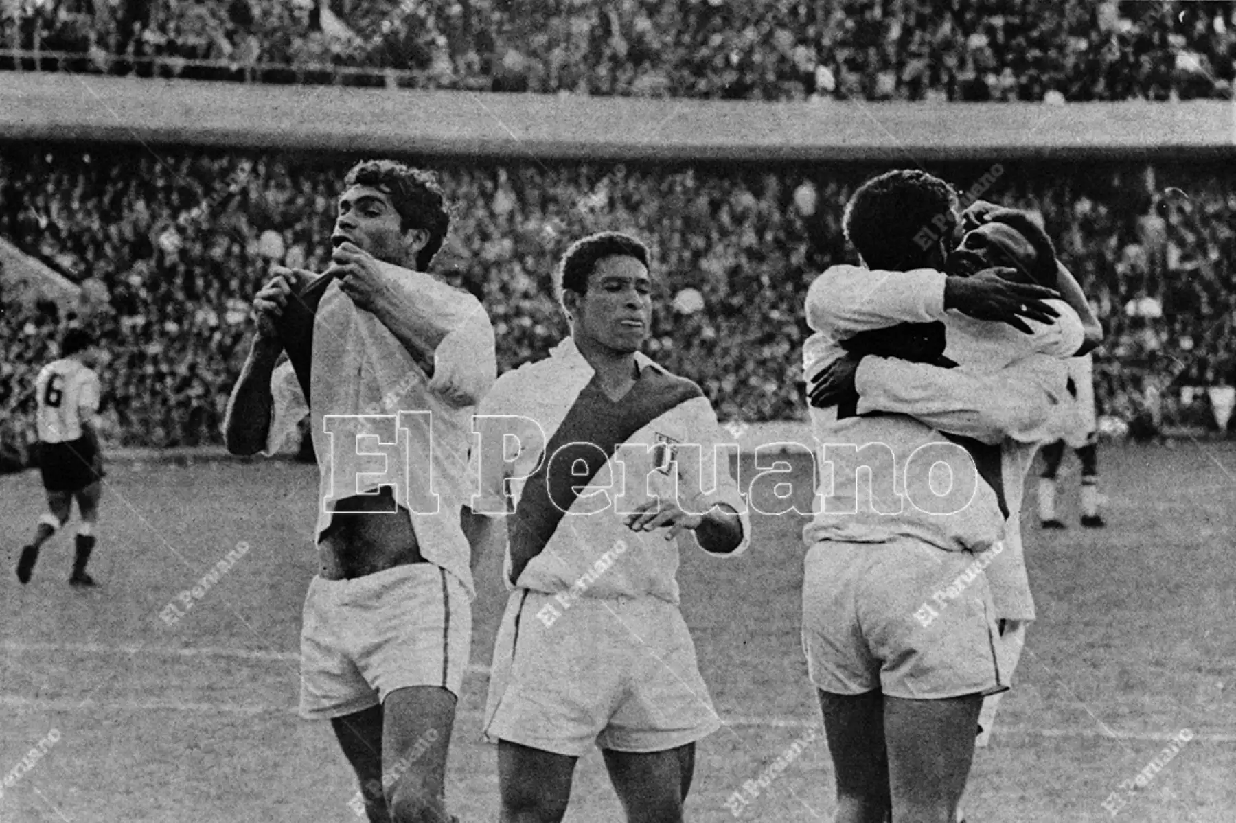 Buenos Aires - 31 agosto 1969 / Orlando de la Torre, Héctor Chumpitaz y Perico León celebran el primer gol peruano anotado por Oswaldo "Cachito" Ramírez.  Perú empató 2-2 con Argentina en el estadio de La Bombonera y clasificó al mundial de México 70. 
Foto: Archivo Histótico El Peruano / Alfonso Ego Aguirre