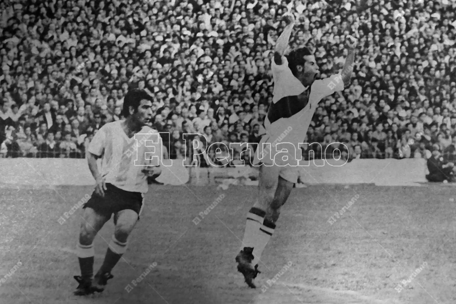Buenos Aires - 31 agosto 1969 / Oswaldo "Cachito" Ramírez celebra uno de sus goles en La Bombonera.  Perú empató 2-2 con Argentina y clasificó al mundial de México 70.
Foto: Andina/ Archivo El Peruano