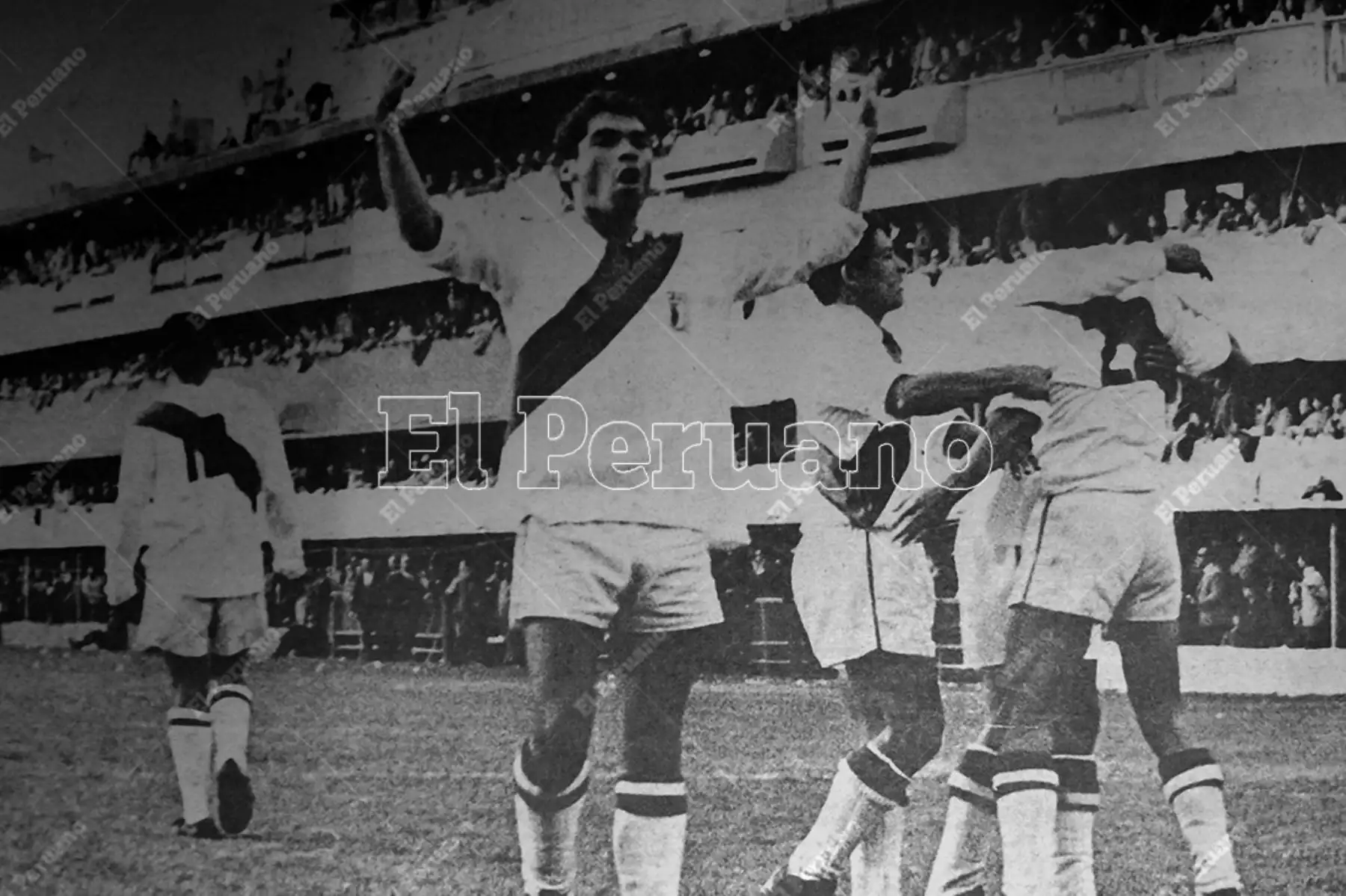 Buenos Aires - 31 agosto 1969 / Orlando de la Torre celebra el primer gol peruano anotado por Oswaldo "Cachito" Ramírez. Perú empató 2-2 con Argentina en el estadio de La Bombonera y clasificó al mundial de México 70. 
Foto: Archivo Histórico El Peruano / Alfonso Ego Aguirre