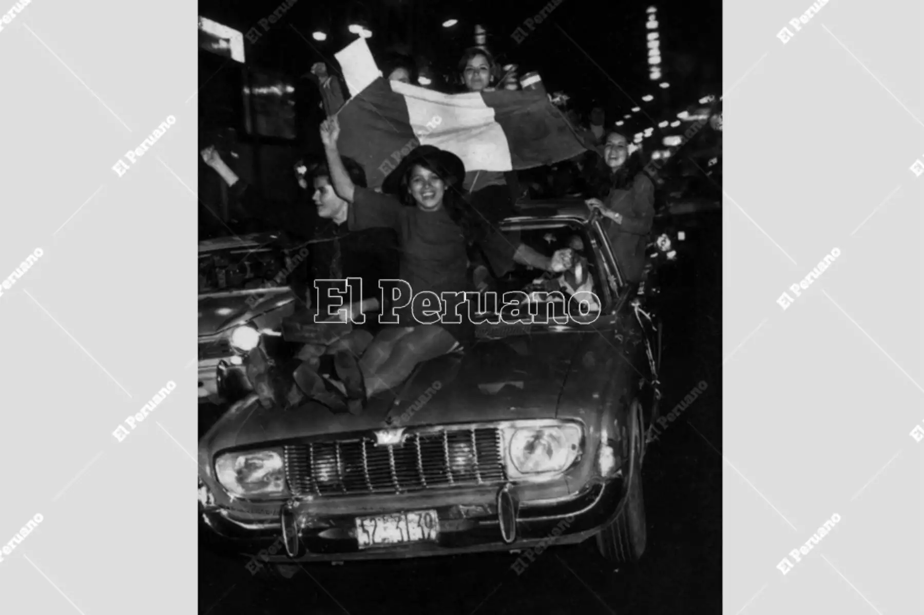 Lima - 31 agosto 1969 / Hinchas celebran la clasificación de la selección peruana de fútbol al mundial de México 70 luego del empatar 2-2 con Argentina en el estadio de La Bombonera. 
 Foto: Archivo Histótico El Peruano / Virgilio Molero