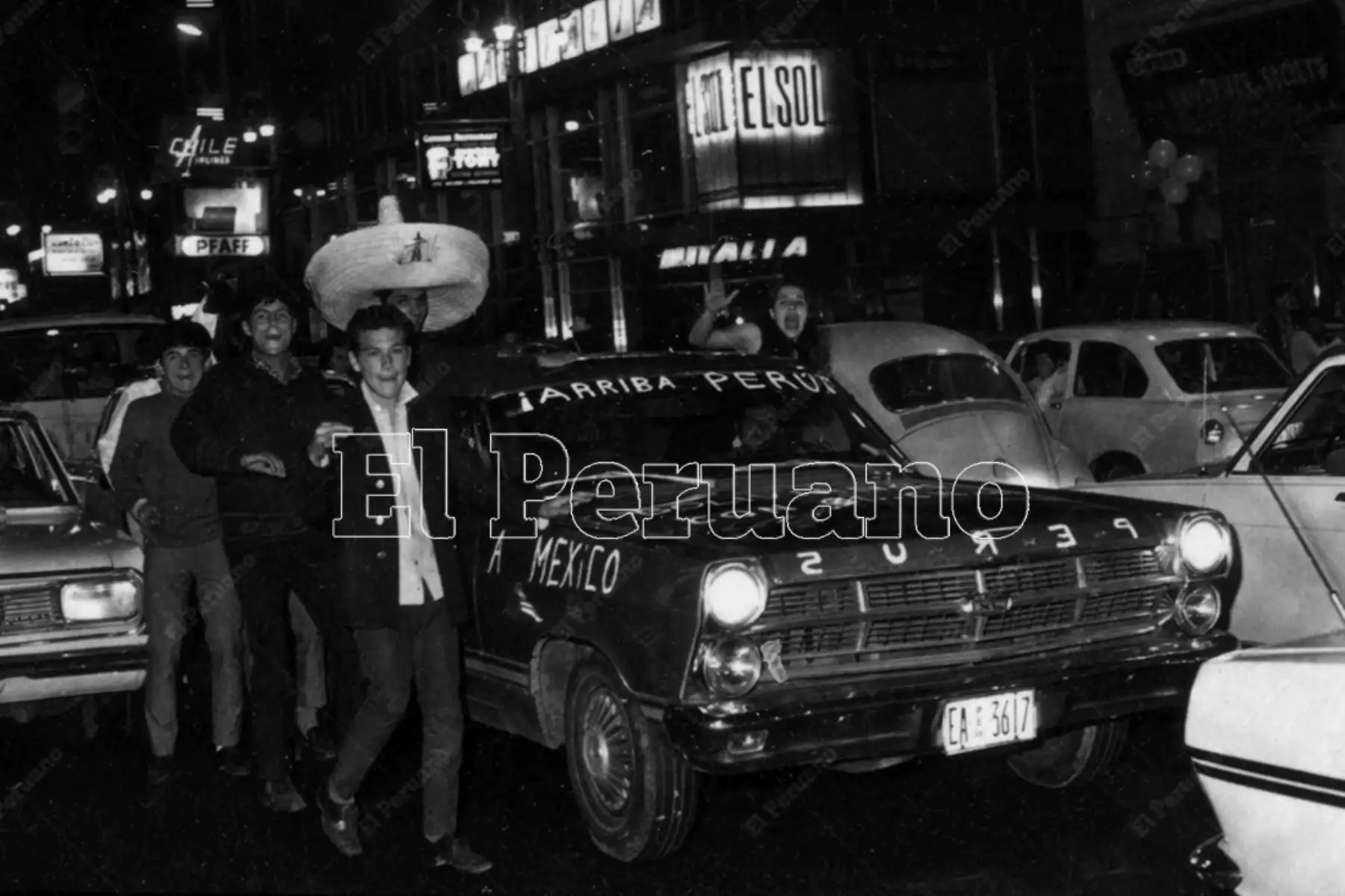 Lima - 31 agosto 1969 / Hinchas celebran la clasificación de la selección peruana de fútbol al mundial de México 70 luego del empata 2-2 con Argentina en el estadio de La Bombonera. 
 Foto: Archivo Histótico El Peruano / Virgilio Molero