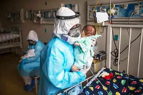 Las enfermeras del INSN-SB realizan una importante labor para recuperar la salud de los niños con covid-19.