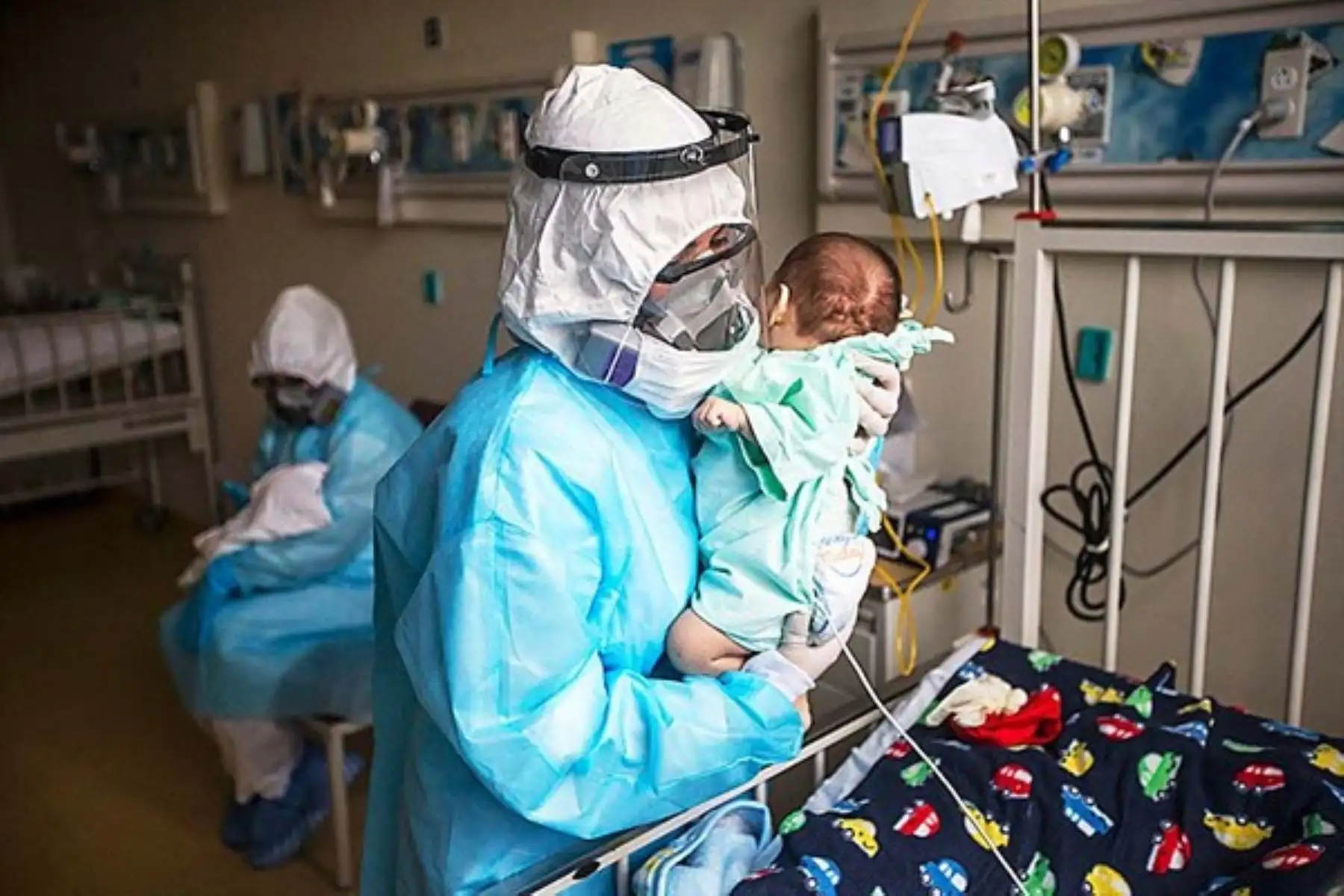 Las enfermeras del INSN-SB realizan una importante labor para recuperar la salud de los niños con covid-19.