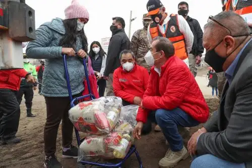 El presidente del Consejo de Ministros, Walter Martos, supervisa la entrega de canastas de víveres a familias en situación de vulnerabilidad del distrito de Lurín en el contexto de la emergencia sanitaria por el covid-19. Foto: PCM.