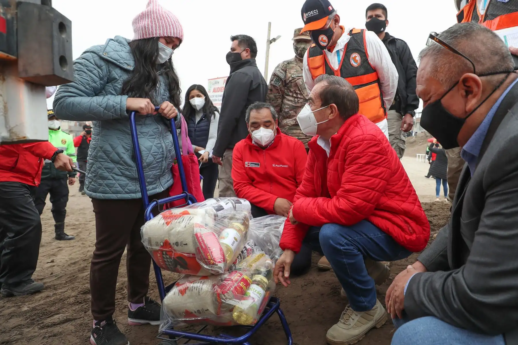 El presidente del Consejo de Ministros, Walter Martos, supervisa la entrega de canastas de víveres a familias en situación de vulnerabilidad del distrito de Lurín en el contexto de la emergencia sanitaria por el covid-19. Foto: PCM.