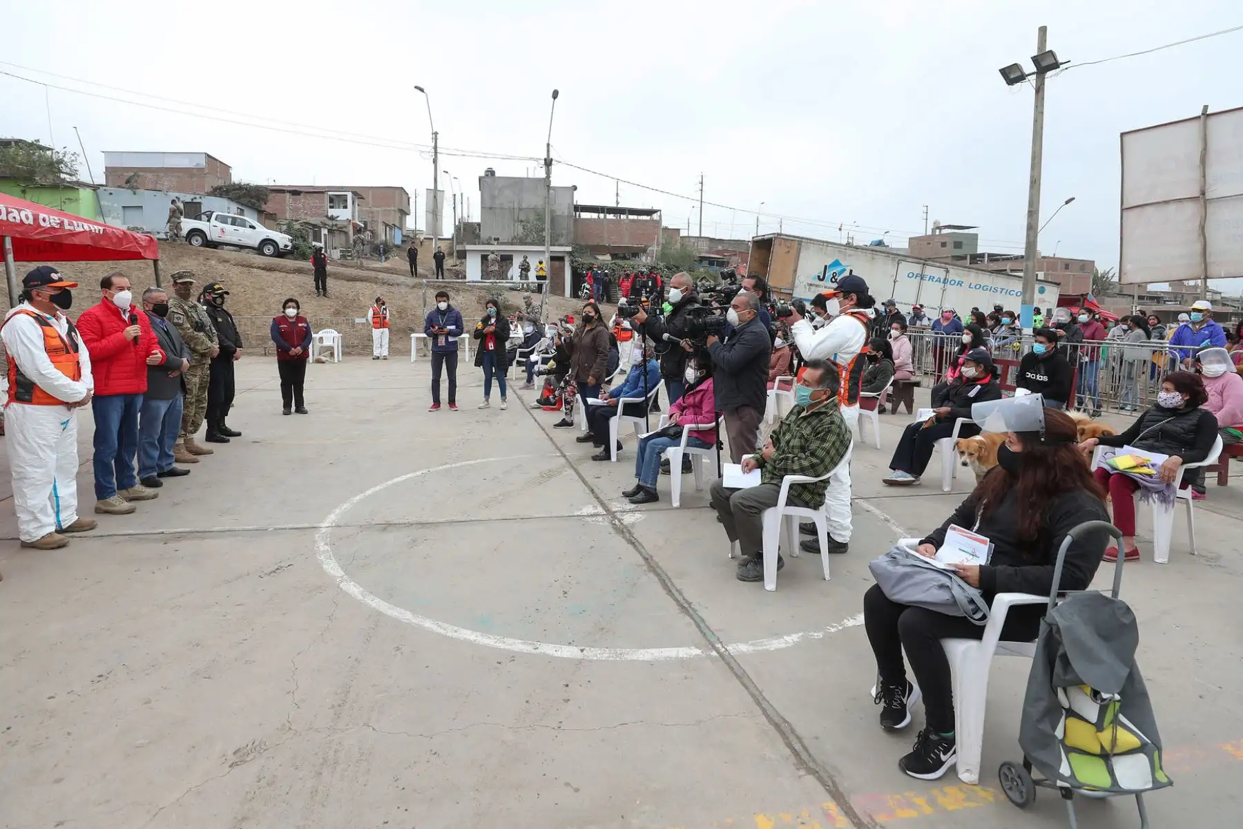 El presidente del Consejo de Ministros, Walter Martos, supervisa la entrega de canastas de víveres a familias en situación de vulnerabilidad del distrito de Lurín en el contexto de la emergencia sanitaria por el covid-19. Foto: PCM.