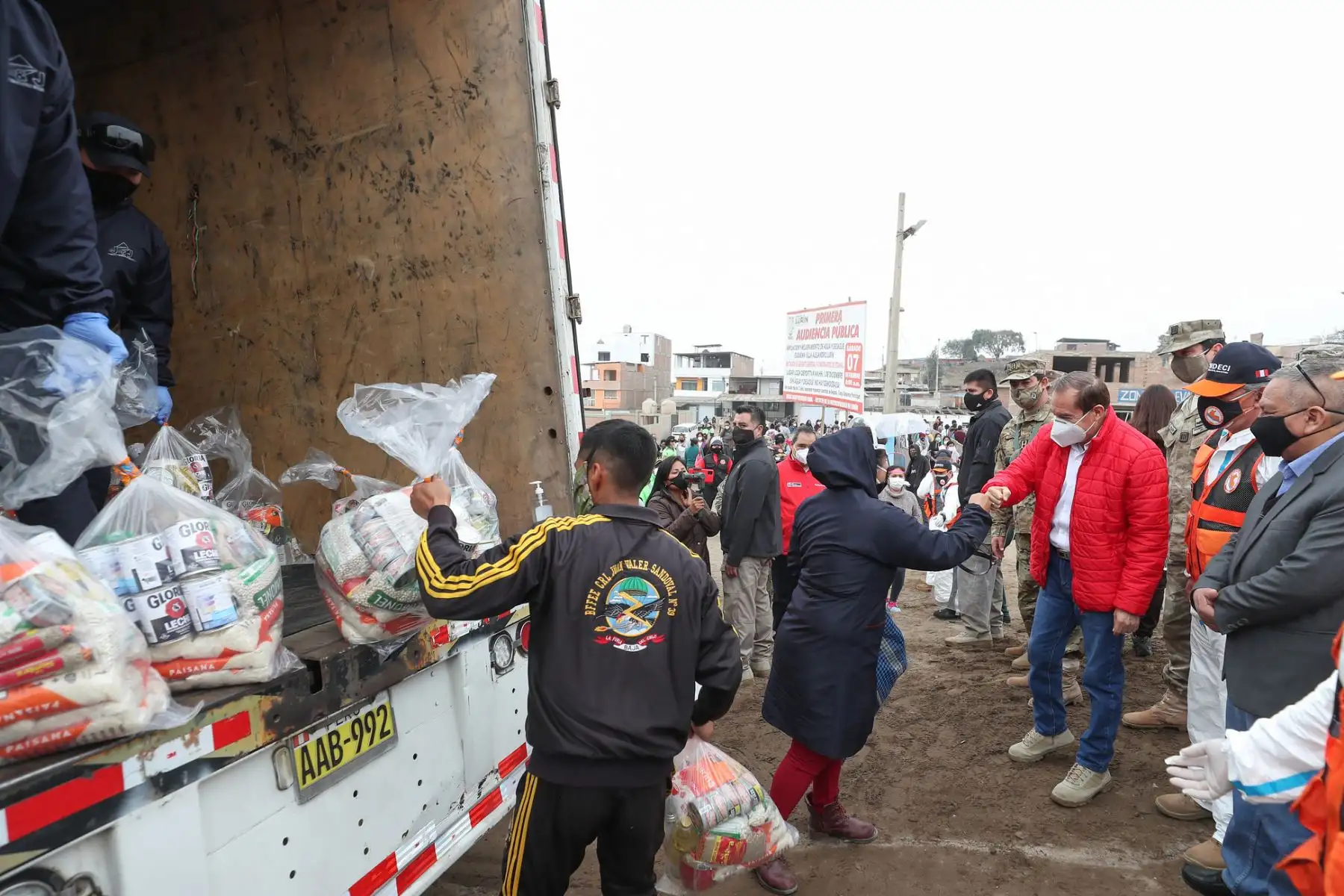 El presidente del Consejo de Ministros, Walter Martos Ruiz, supervisa la entrega de canastas de víveres a familias en situación de vulnerabilidad del distrito de Lurín, en el contexto de la emergencia sanitaria por el covid-19. Foto: PCM.