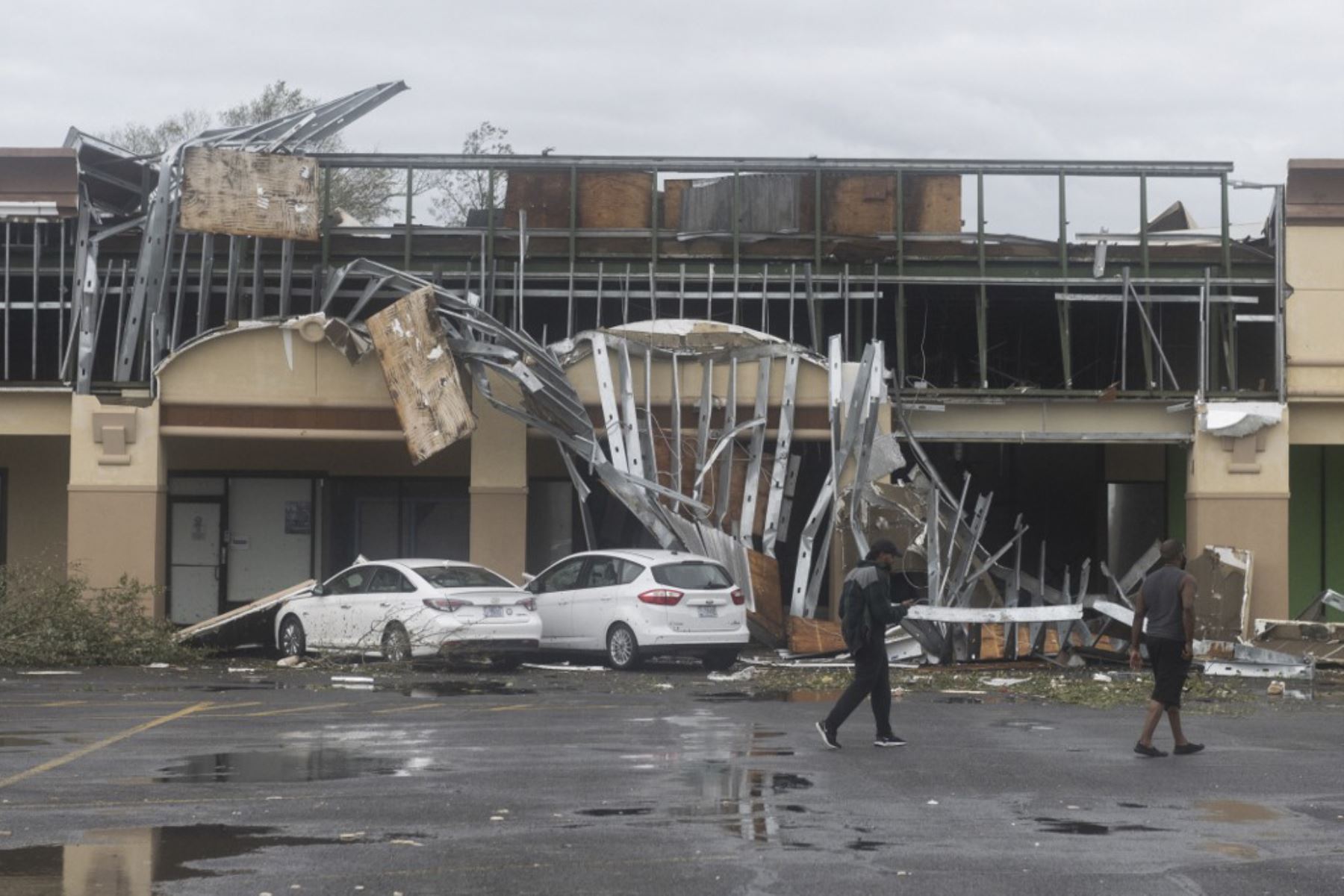 La gente pasa frente a un edificio destruido después del paso del huracán Laura en Lake Charles, Luisiana.Foto:AFP