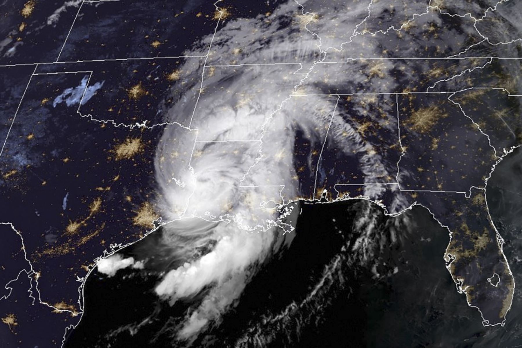 Esta imagen satelital NOAA / GOES muestra el huracán Laura sobre el estado estadounidense de Louisiana.Foto:AFP