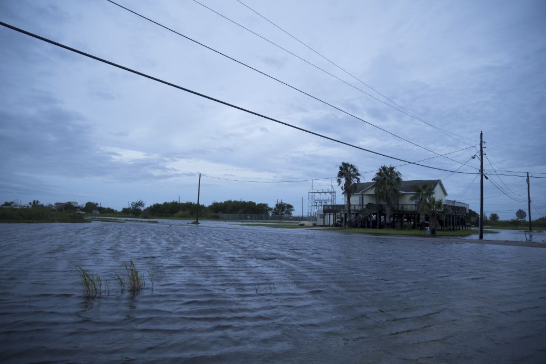 Inundaciones causadas por el huracán Laura en Sabine Pass, Texas. Foto:AFP