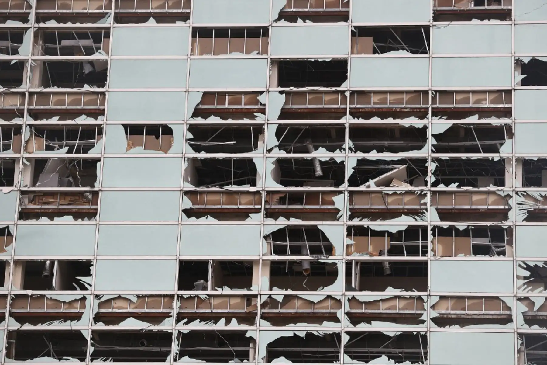 El Capitol One Bank Tower se ve con sus ventanas reventadas en el centro de la ciudad después del pasó del huracán Laura en Lake Charles, Louisiana. Foto:AFP