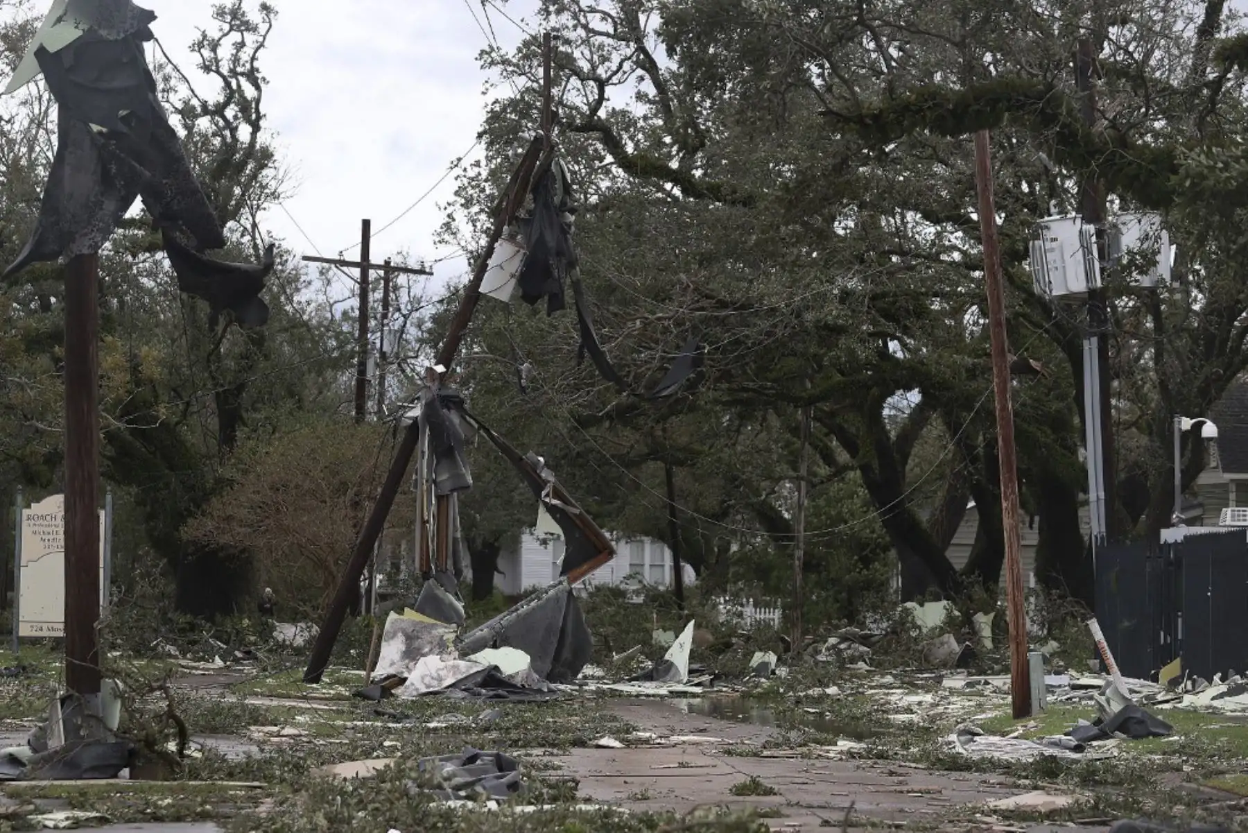 Calle llena de escombros y líneas eléctricas caídas después de que el huracán Laura pasó por Lake Charles, Louisiana.Foto:AFP