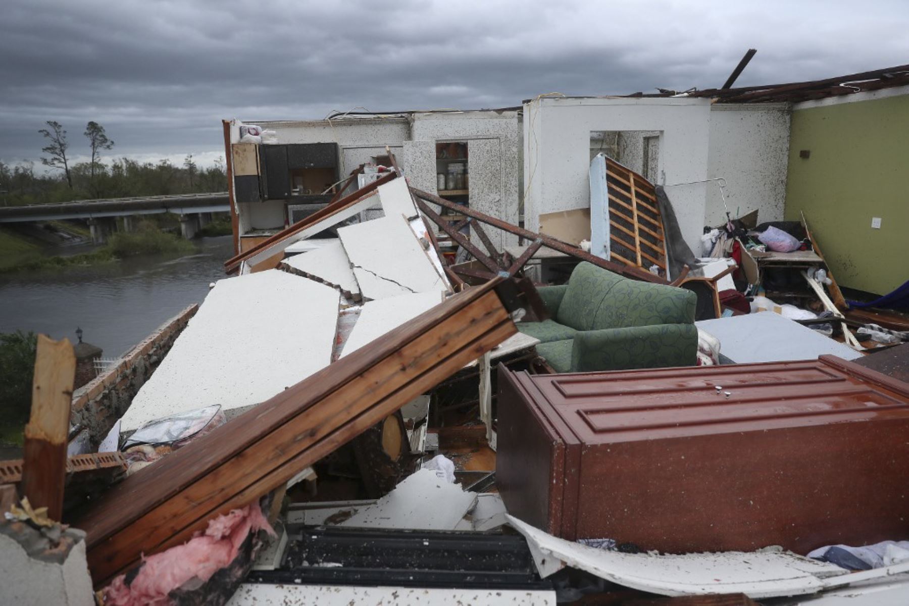 Una habitación a la que le volaron el techo se ve en un hotel después de que el huracán Laura pasó por el área de  Lake Charles, Louisiana.Foto:AFP