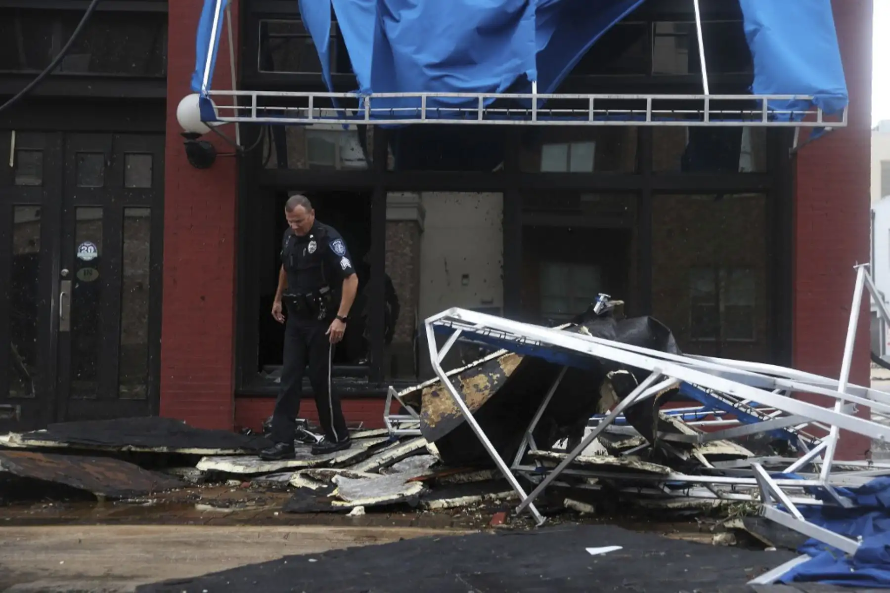 Un oficial de policía de Lake Charles ayuda a despejar las calles en el centro de la ciudad después del paso del huracán Laura en Lake Charles, Louisiana. Foto:AFP