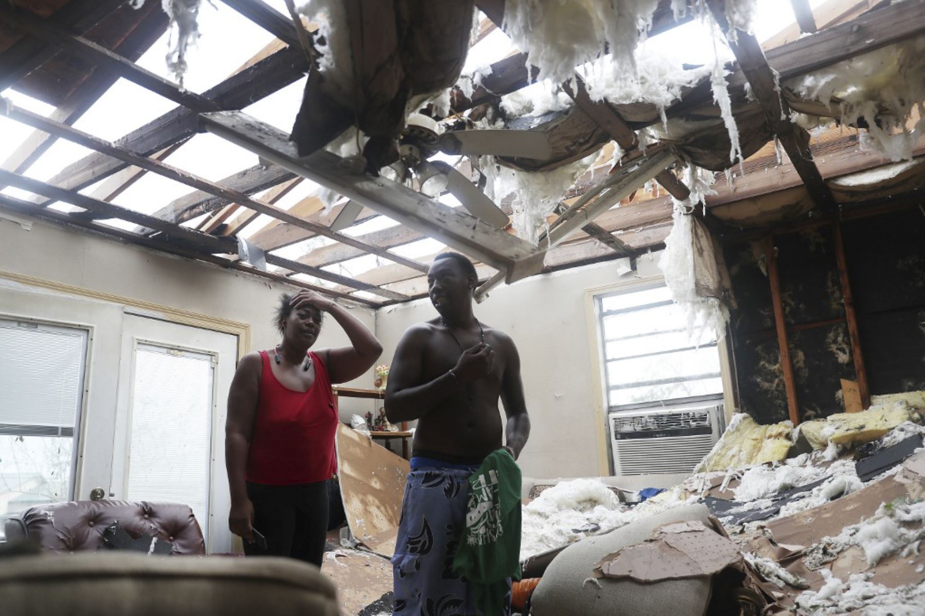 Latasha Myles y Howard Anderson están parados en su sala de estar donde estaban sentados cuando el techo explotó alrededor de las 2:30 am cuando el huracán Laura pasó por Lake Charles, Louisiana.Foto:AFP