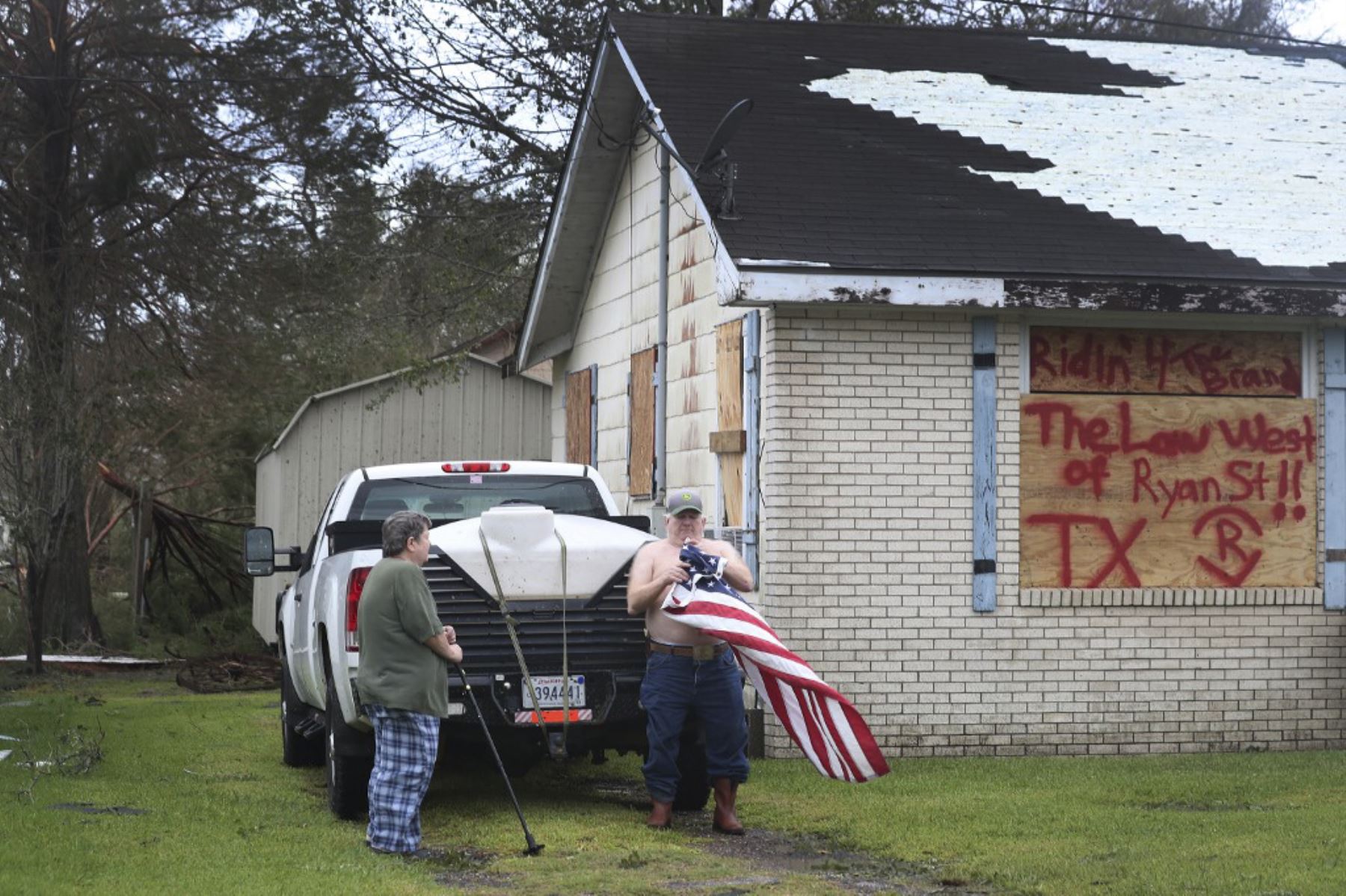 Donnie Rogers se prepara para izar la bandera estadounidense en un poste después de que el huracán Laura pasó por el área de Lake Charles, Louisiana.Foto:AFP