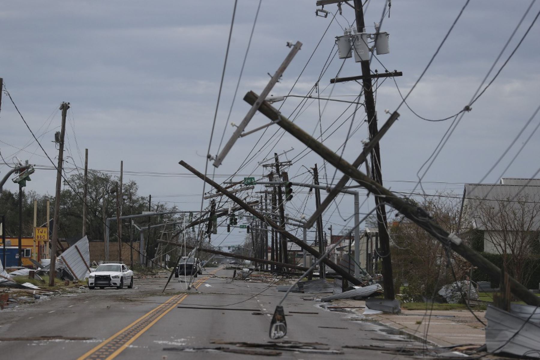 Calle llena de escombros y líneas eléctricas caídas después de que el huracán Laura pasó  y azotó con fuertes vientos causando grandes daños, en Lake Charles, Louisiana.Foto:AFP