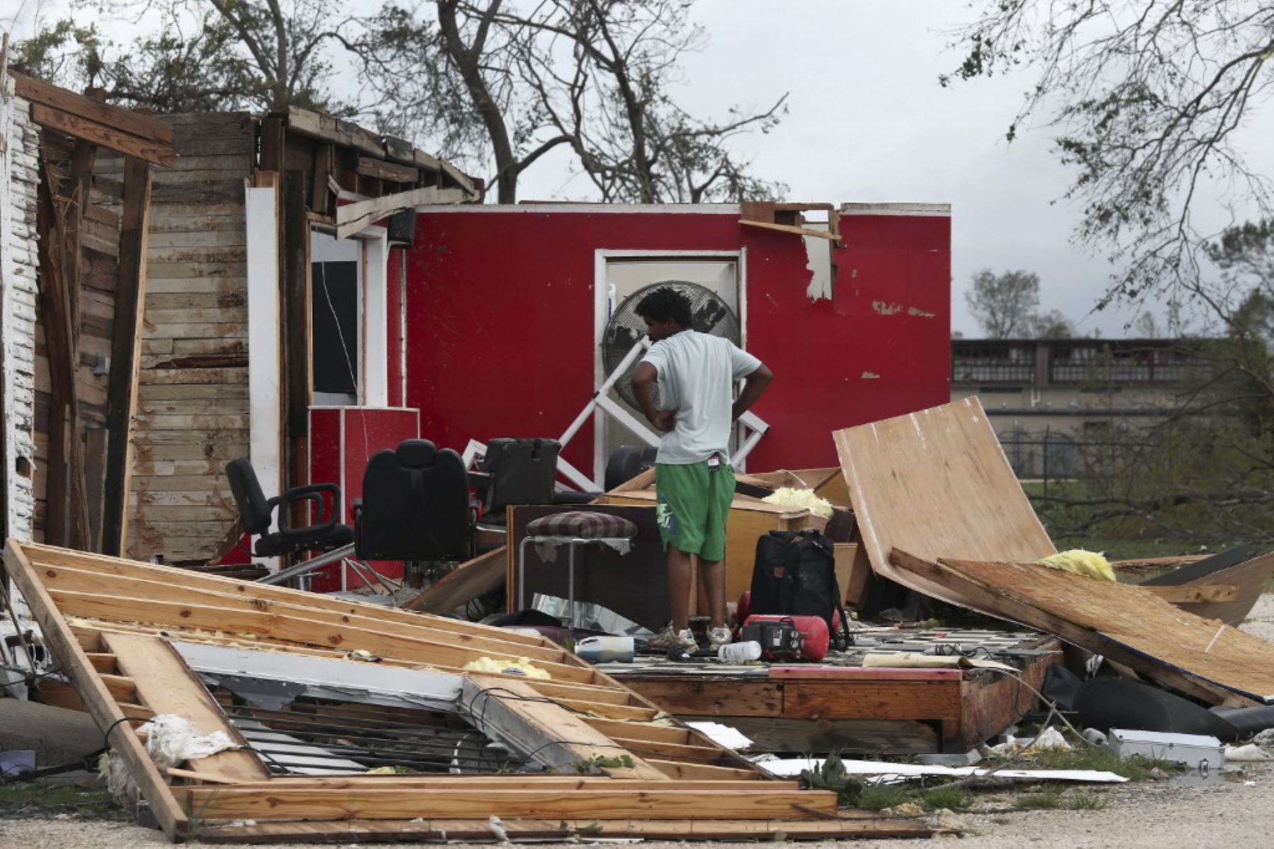 James Sonya examina lo que queda de la peluquería de sus tíos después de que el huracán Laura pasó por el área de Lake Charles, Louisiana. Foto:AFP