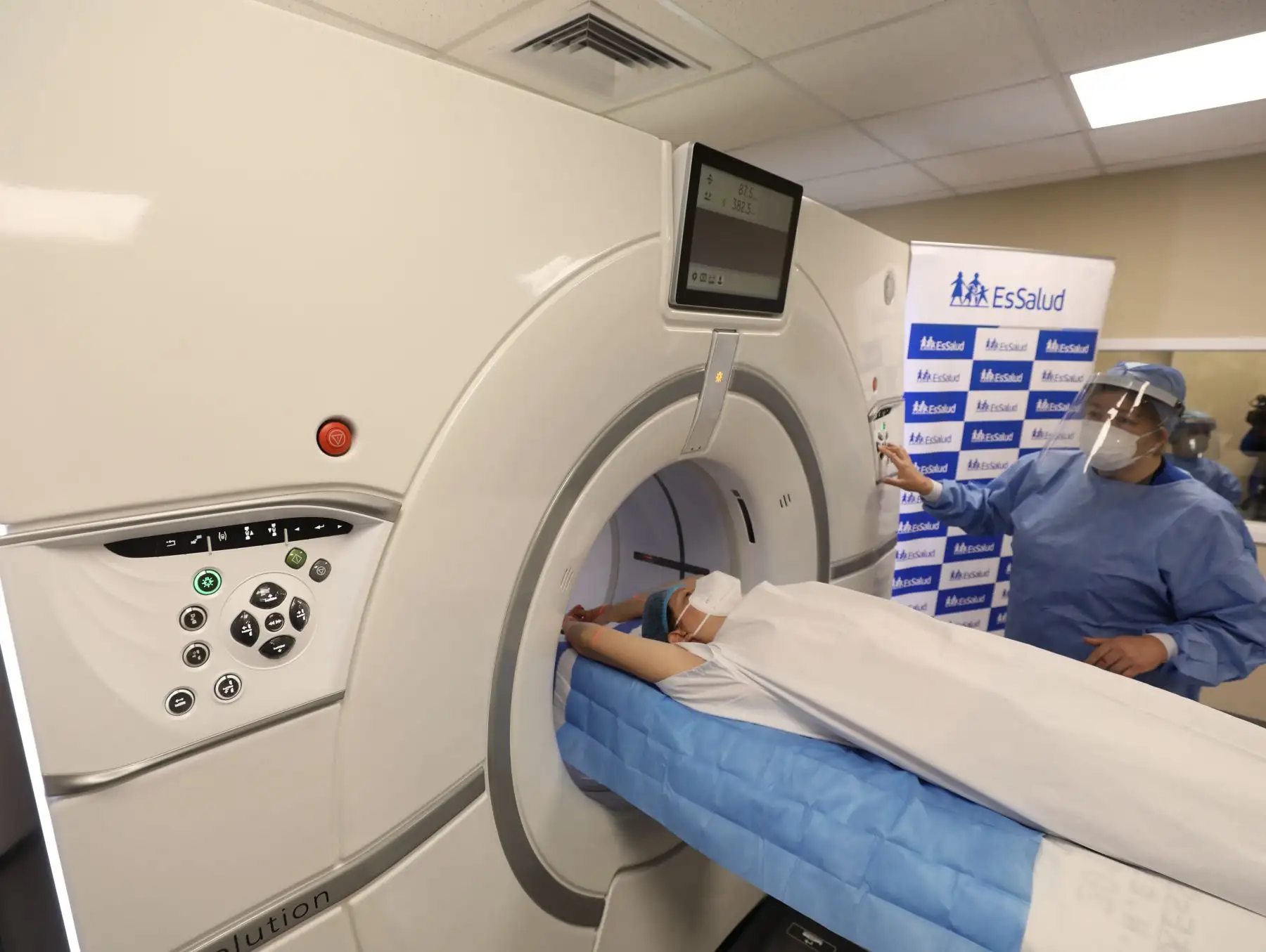 Essalud presentó tomografo de 256 cortes que permitirá dar diagnósticos de alta precisión, este equipo de alta gama fue instalado en el servicio de Tomografía y Resonancia Magnética del hospital Rebagliati.Foto:ANDINA Essalud Essalud presentó tomografo de 256 cortes que permitirá dar diagnósticos de alta precisión, este equipo de alta gama fue instalado en el servicio de Tomografía y Resonancia Magnética del hospital Rebagliati.Foto:ANDINA Essalud