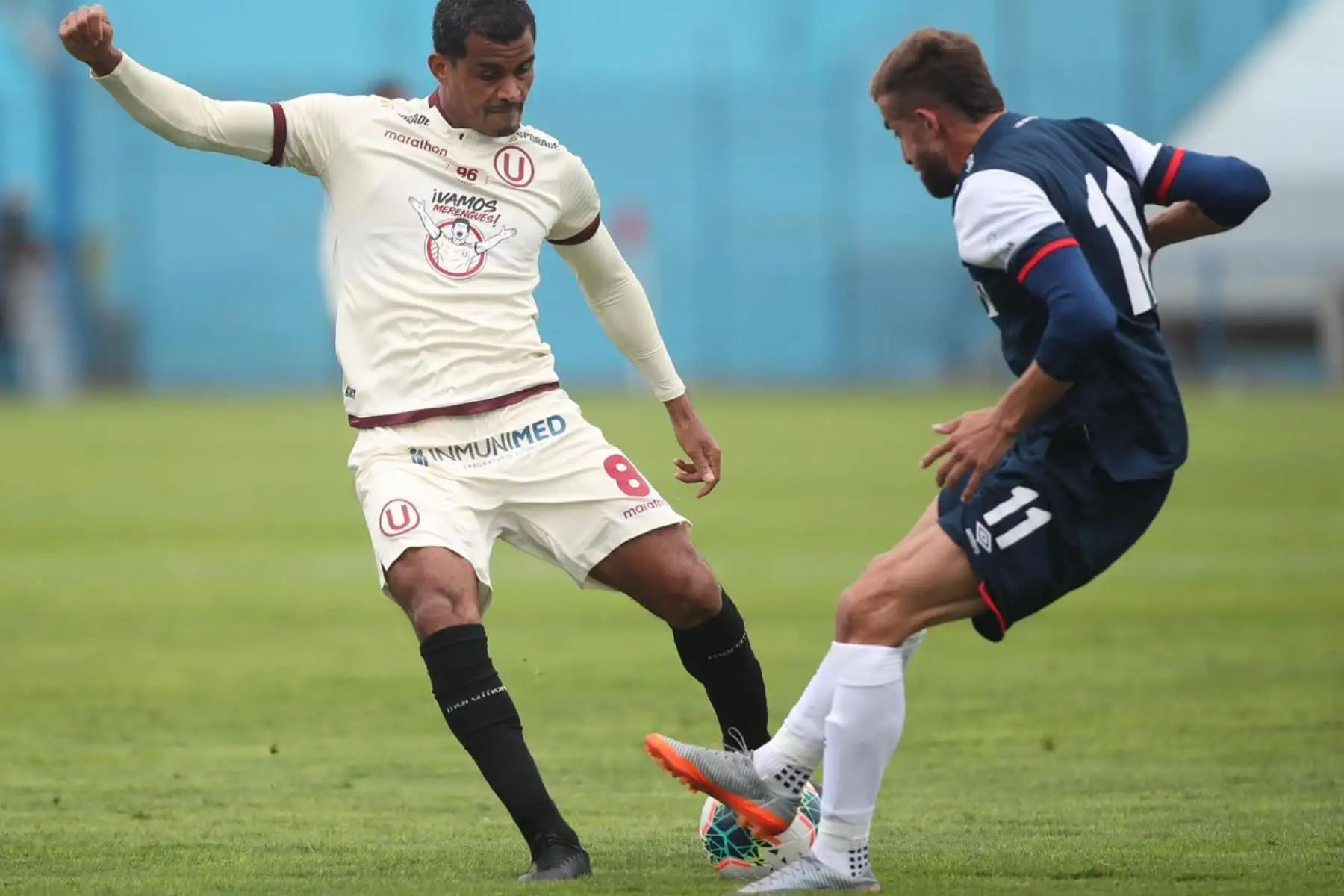 El futbolista de Universitario, Nelson Quina y G. Gentile de la San Martín disputan el balón durante el encuentro que sostienen ambas escuadras por la fecha 8 de la Liga 1 del torneo Apertura 2020 en el estadio Alberto Gallardo.

Foto: @LigaFutProfdel