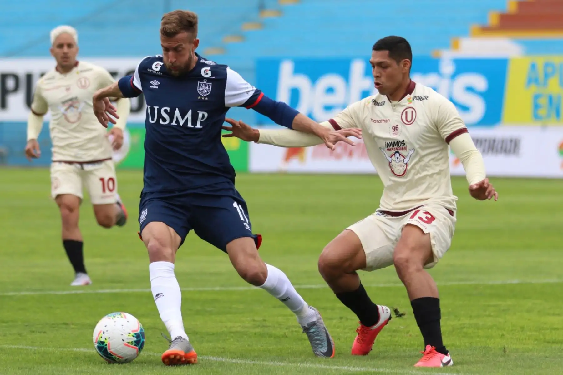 El futbolista de Universitario, G. Barreto y G. Gentile de la San Martín disputan el balón durante el encuentro que sostienen ambas escuadras por la fecha 8 de la Liga 1 del torneo Apertura 2020 en el estadio Alberto Gallardo.

Foto: @LigaFutProfdel
